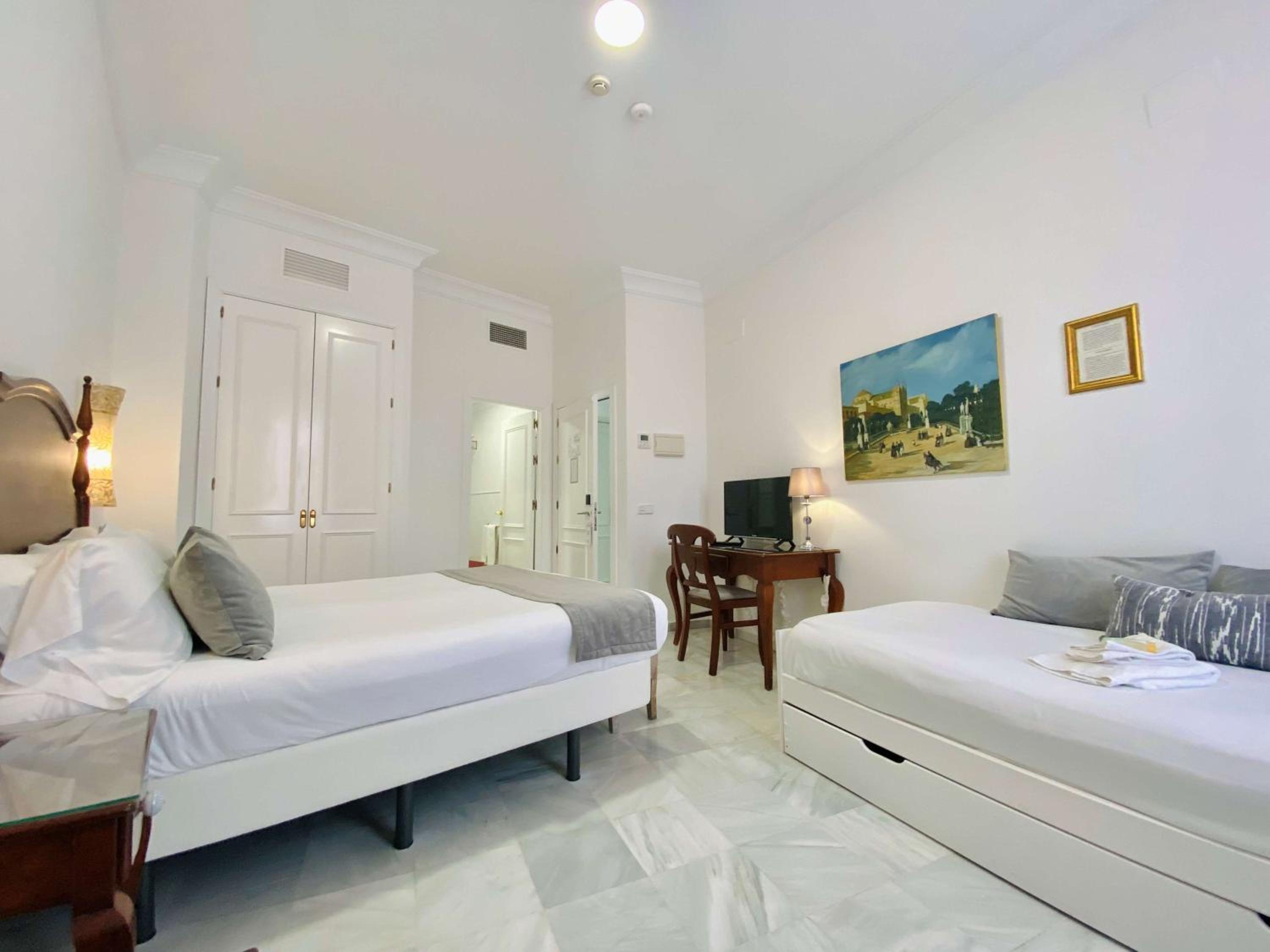 Triple Room with Balcony - Photo 5