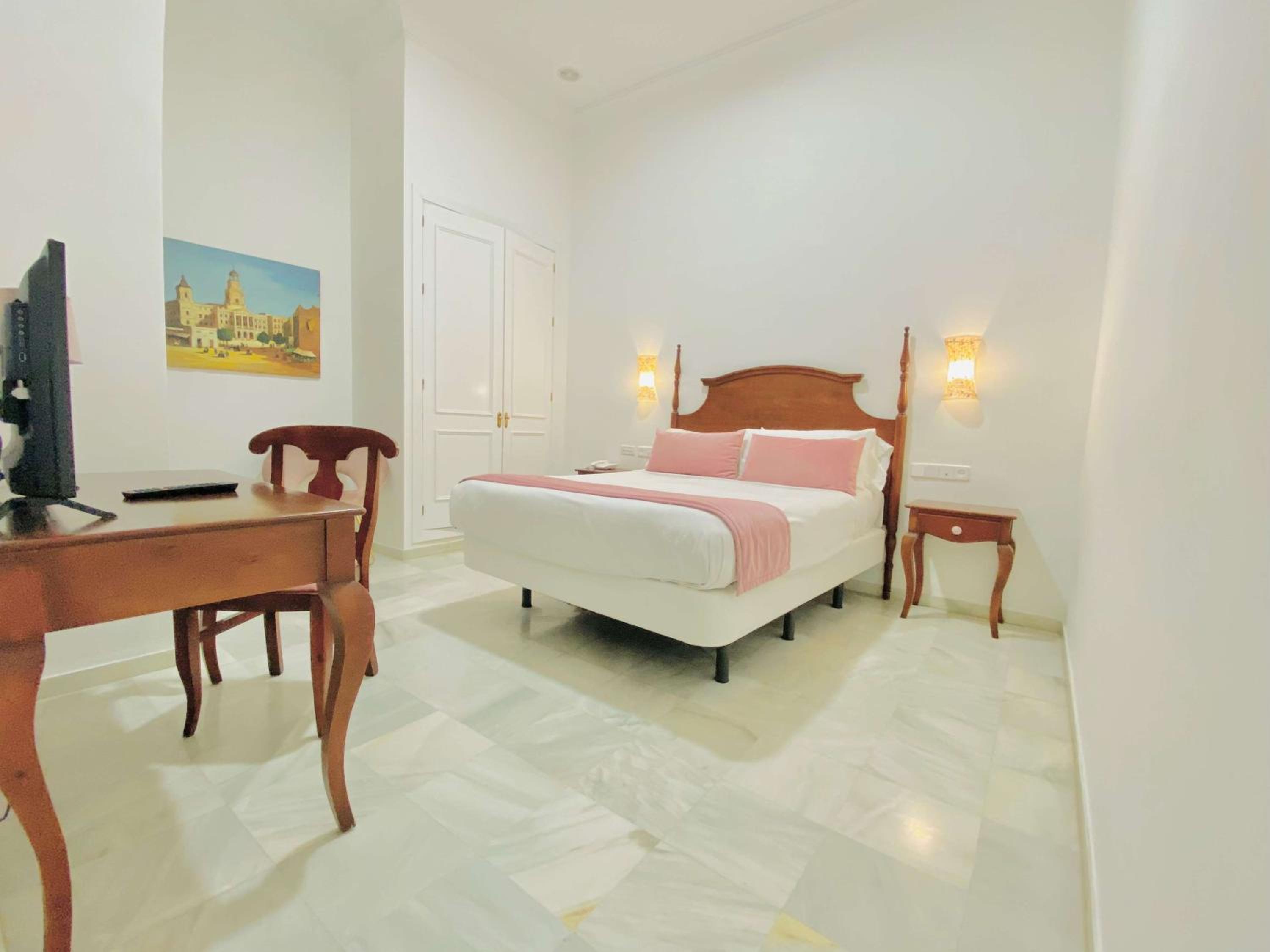 Inside double room with window - Photo 1