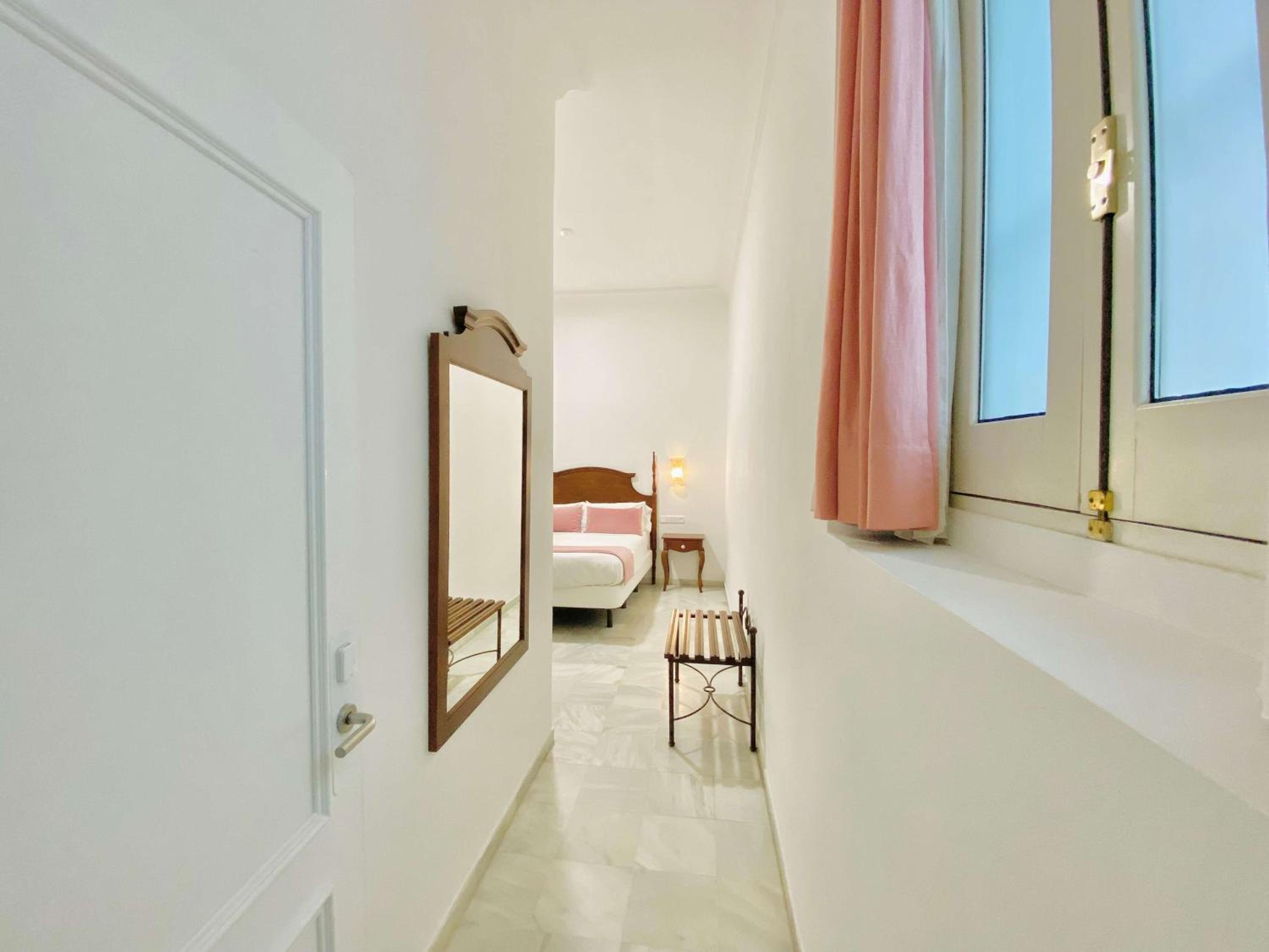 Inside double room with window - Photo 3