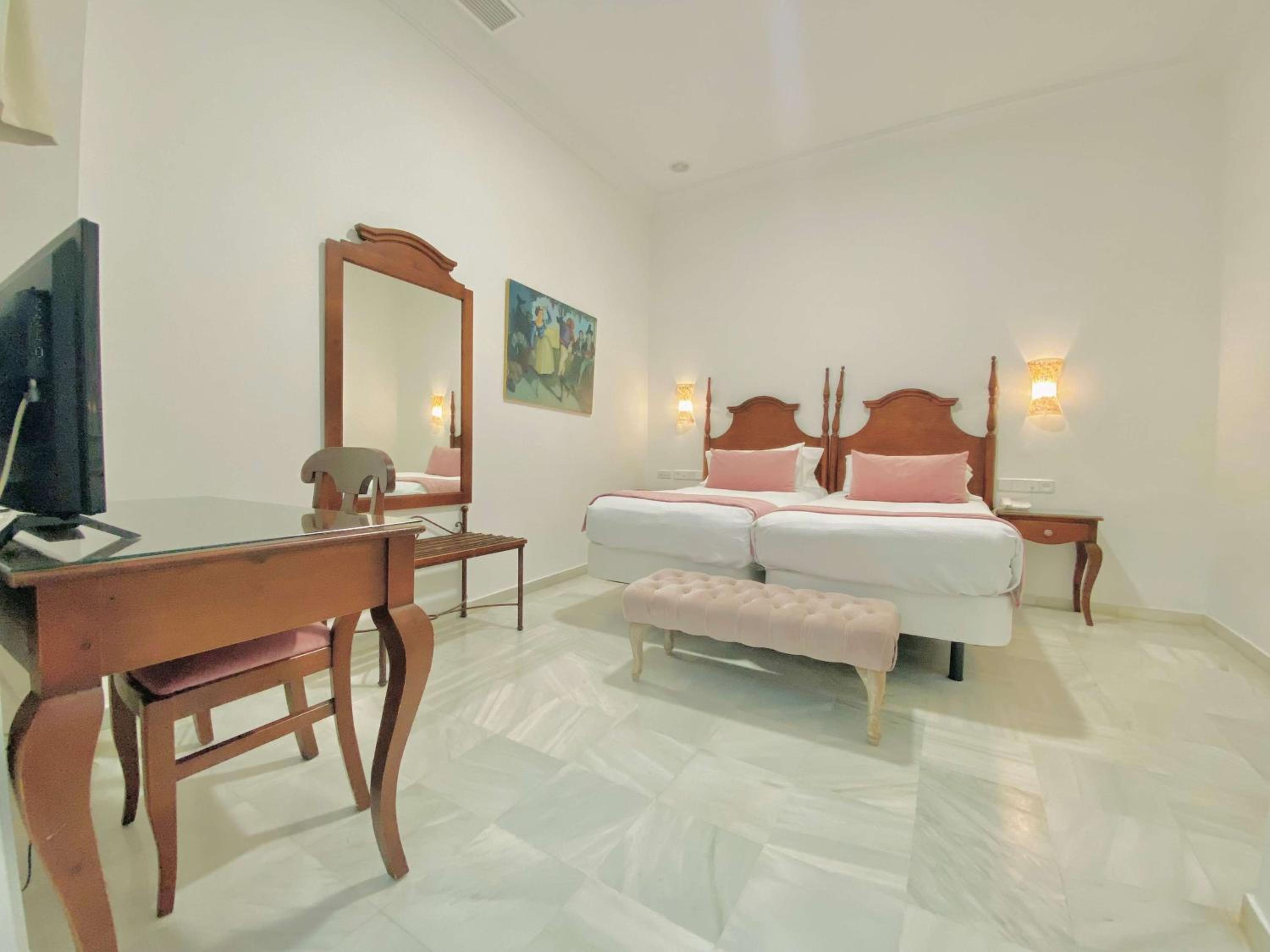 Inside double room with window - Photo 4
