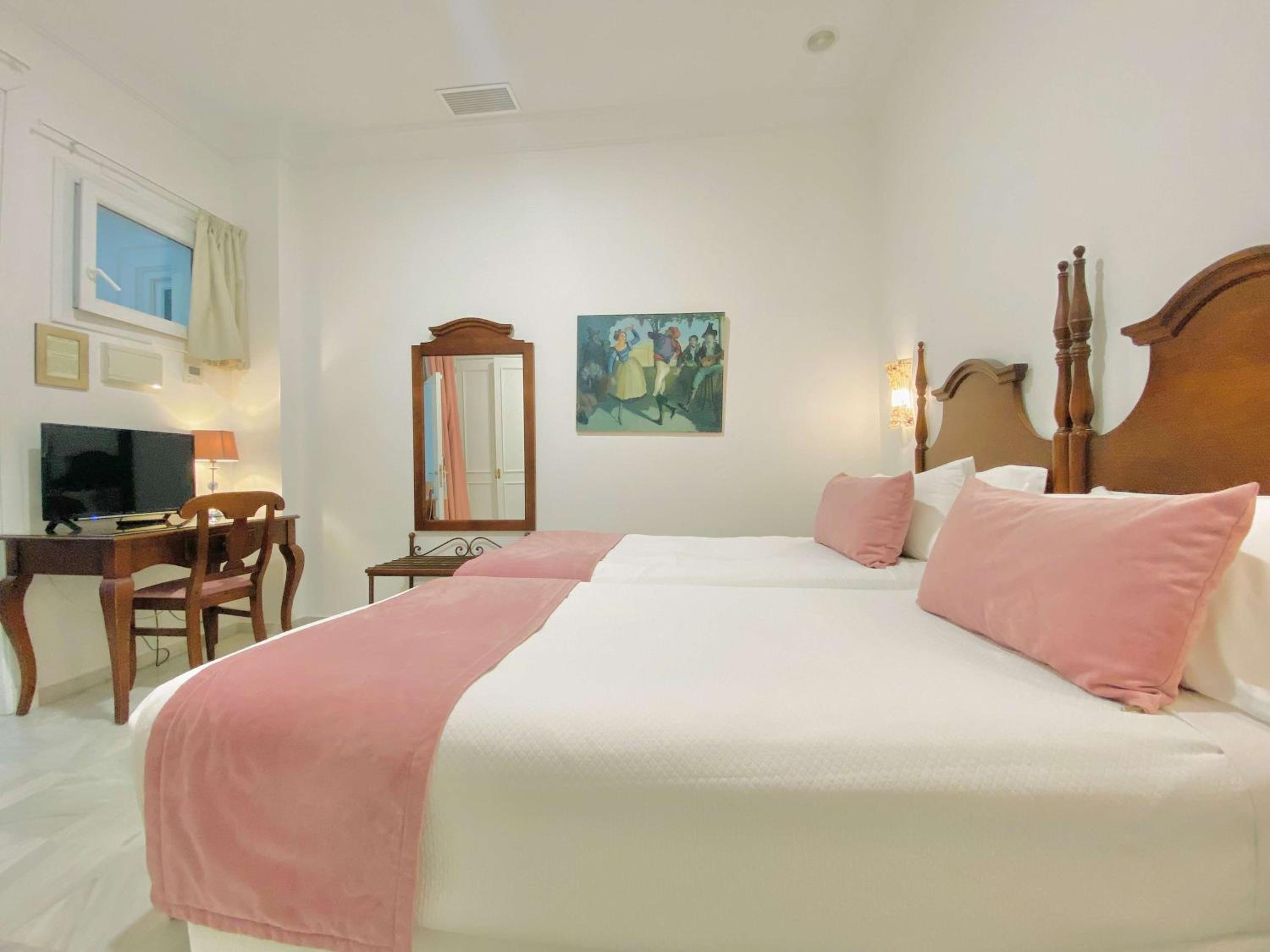 Inside double room with window - Photo 5