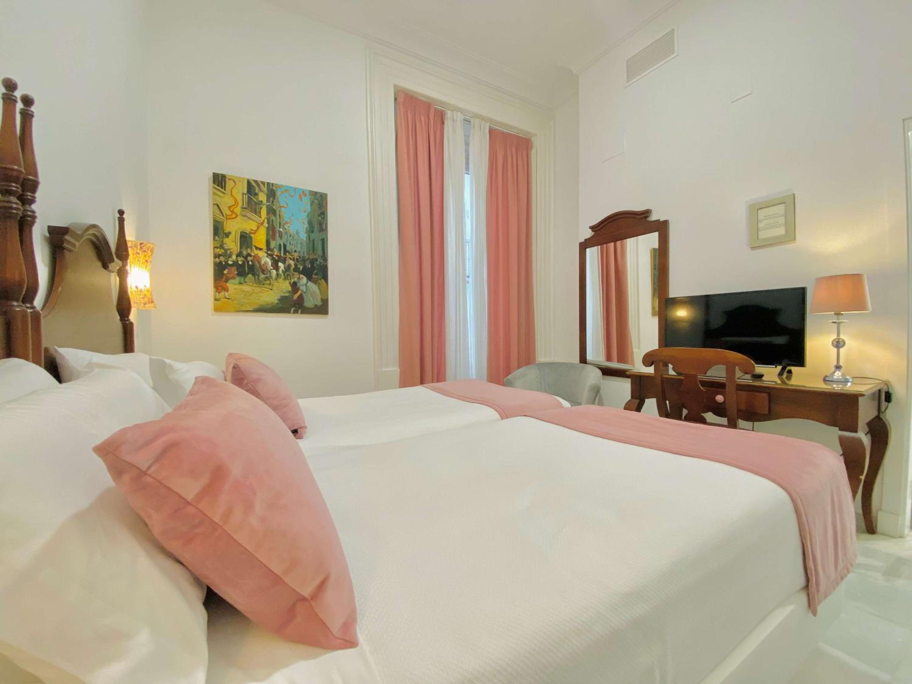 Double or Twin Room with Balcony - Photo 2
