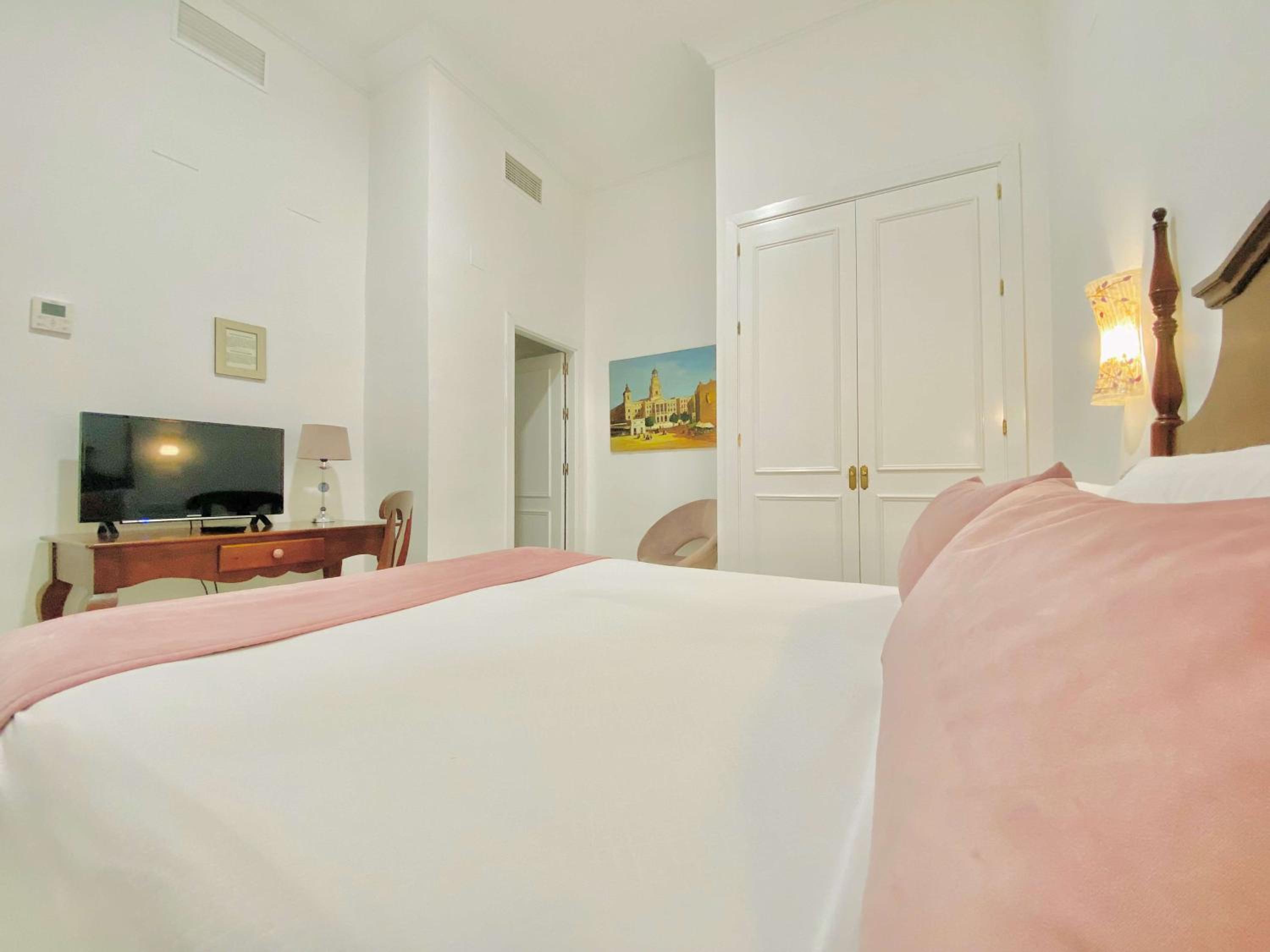 Inside double room with window - Photo 2
