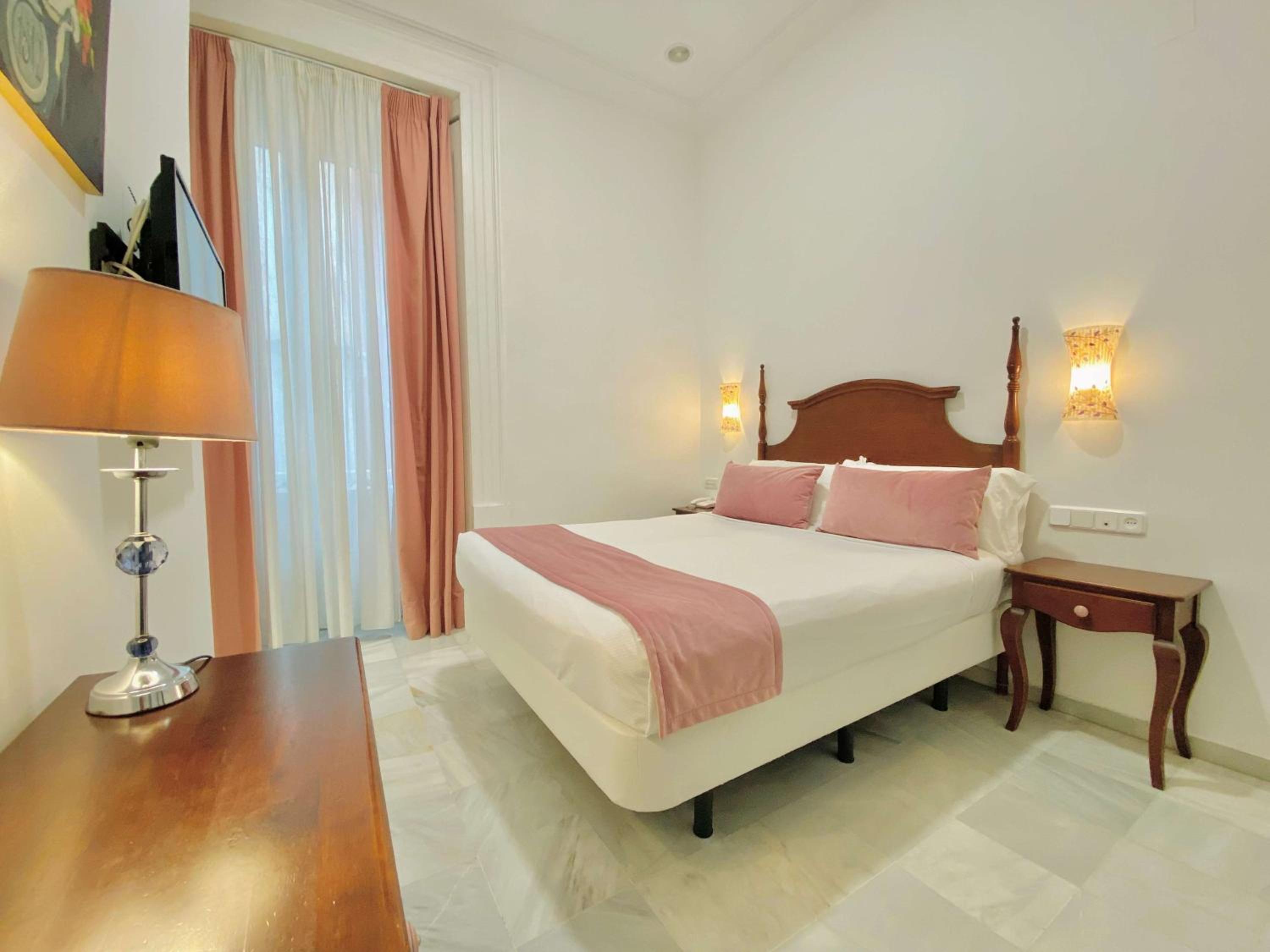 Double or Twin Room with Balcony - Photo 3
