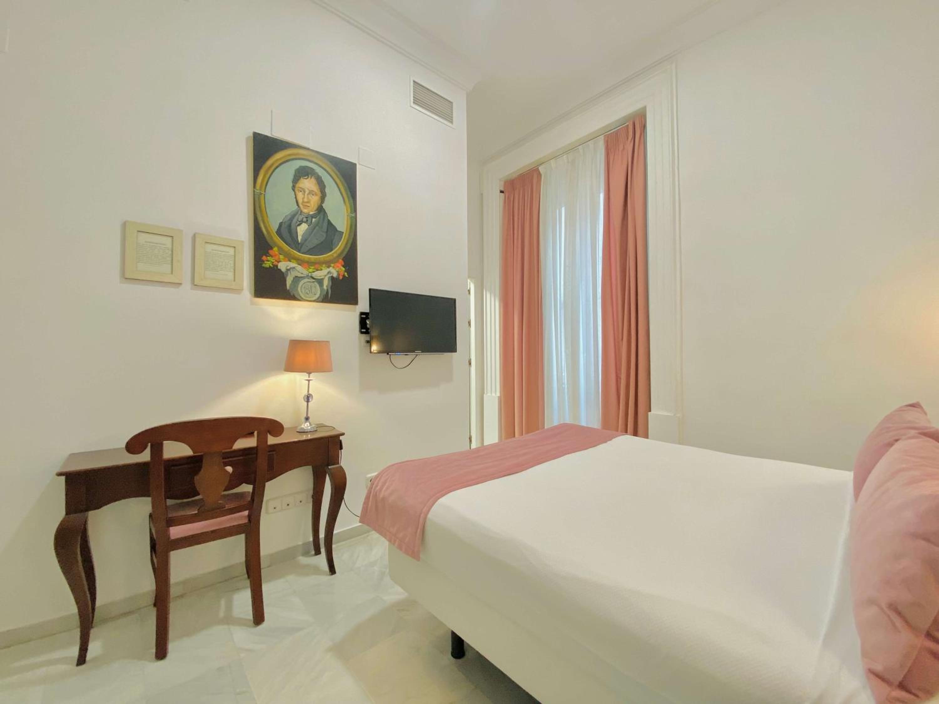 Double or Twin Room with Balcony - Photo 4