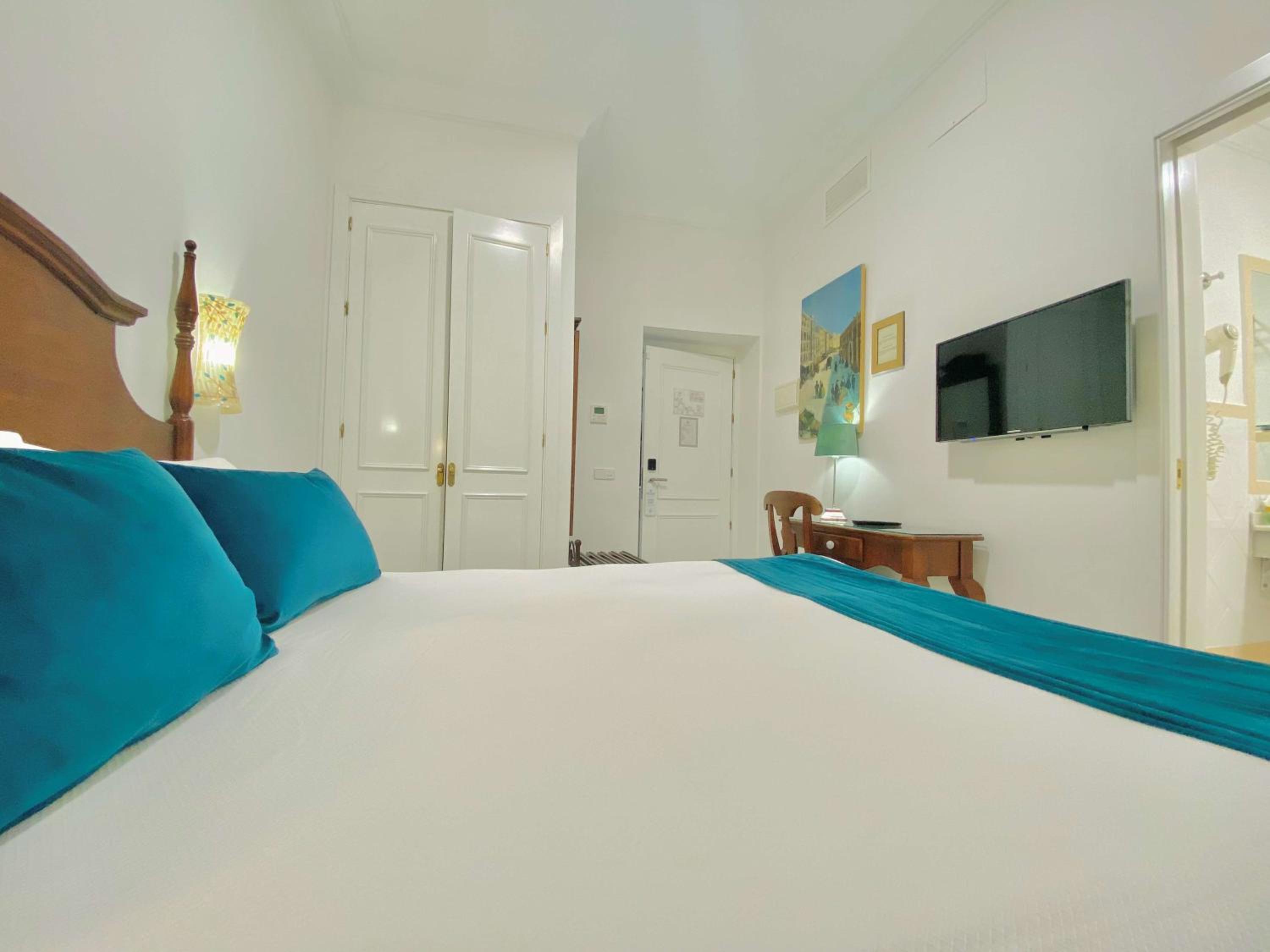 Double or Twin Room with Balcony - Photo 6