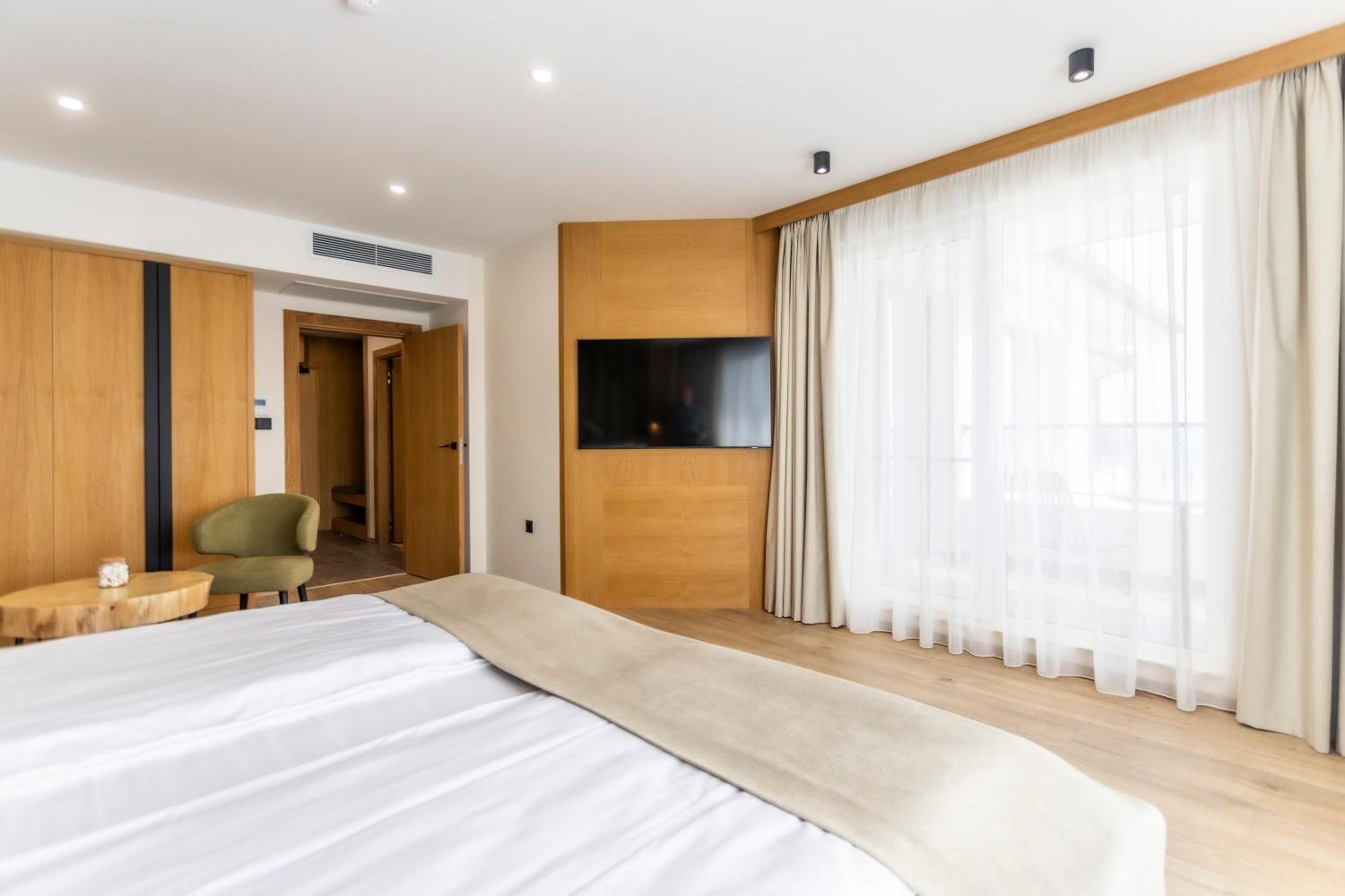 Two-Bedroom Apartment with View photo 3