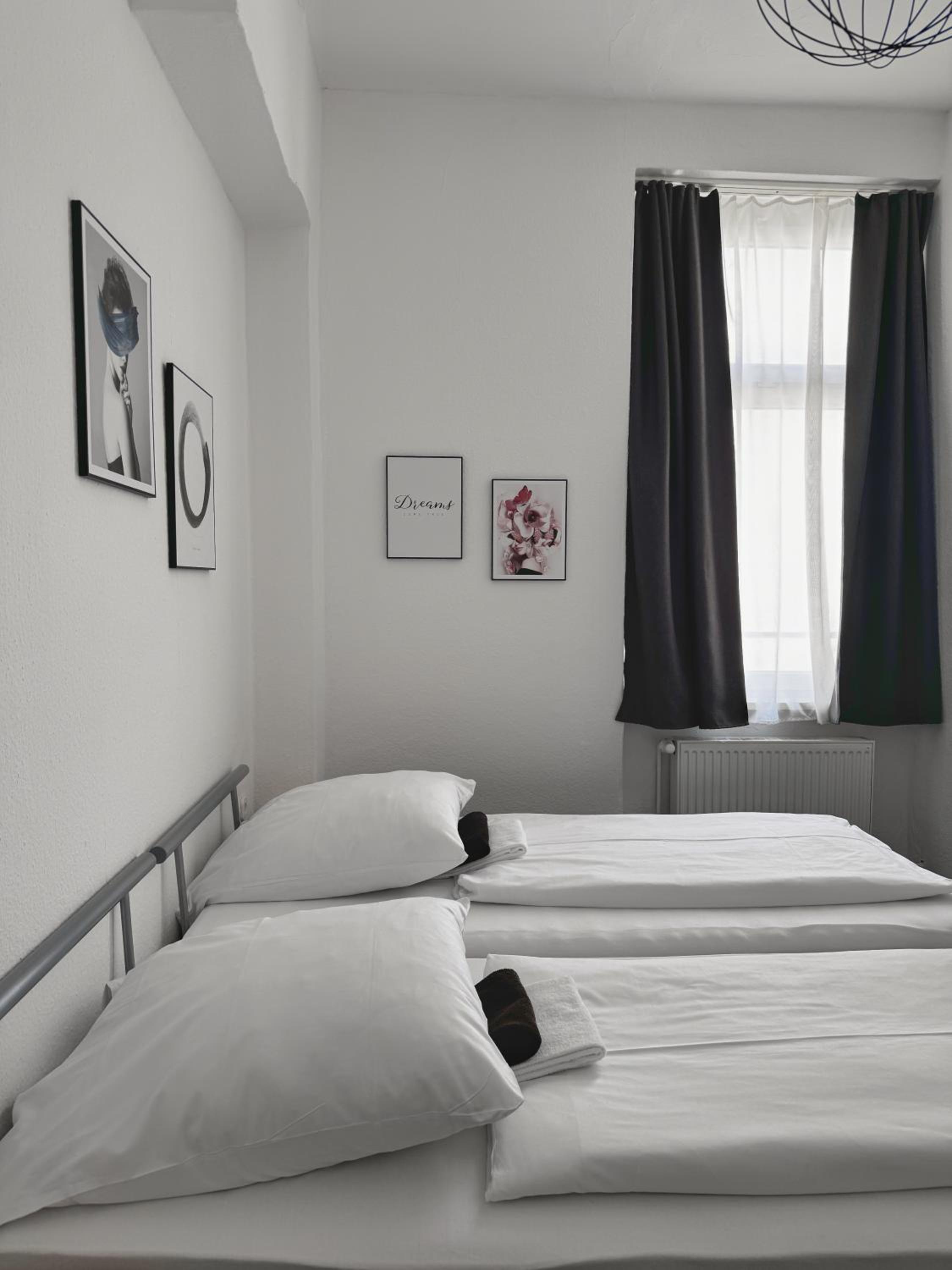 Economy Double Room with Shared Bathroom thumbnail 6