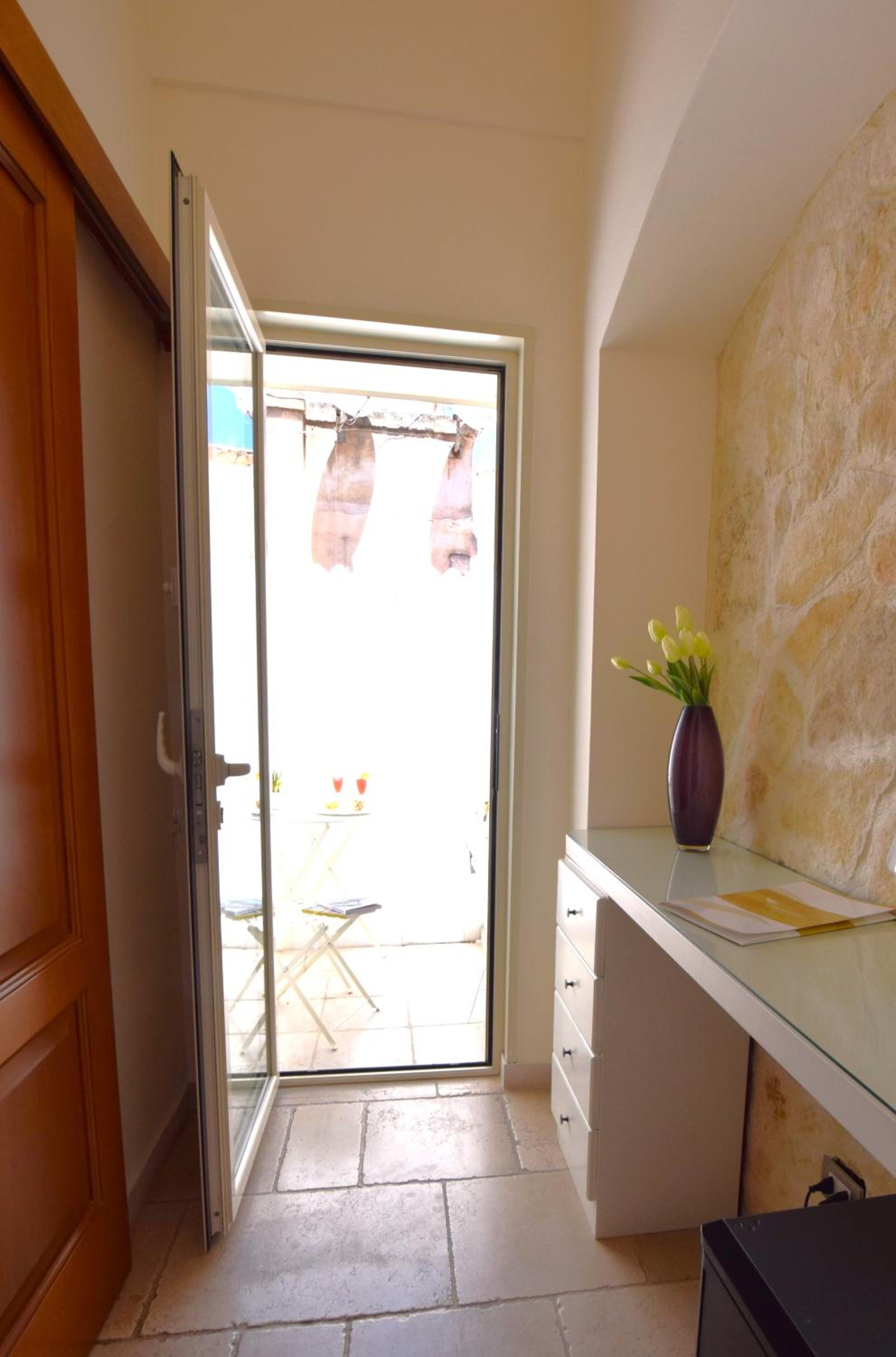 Standard Double or Twin Room - Photo 6