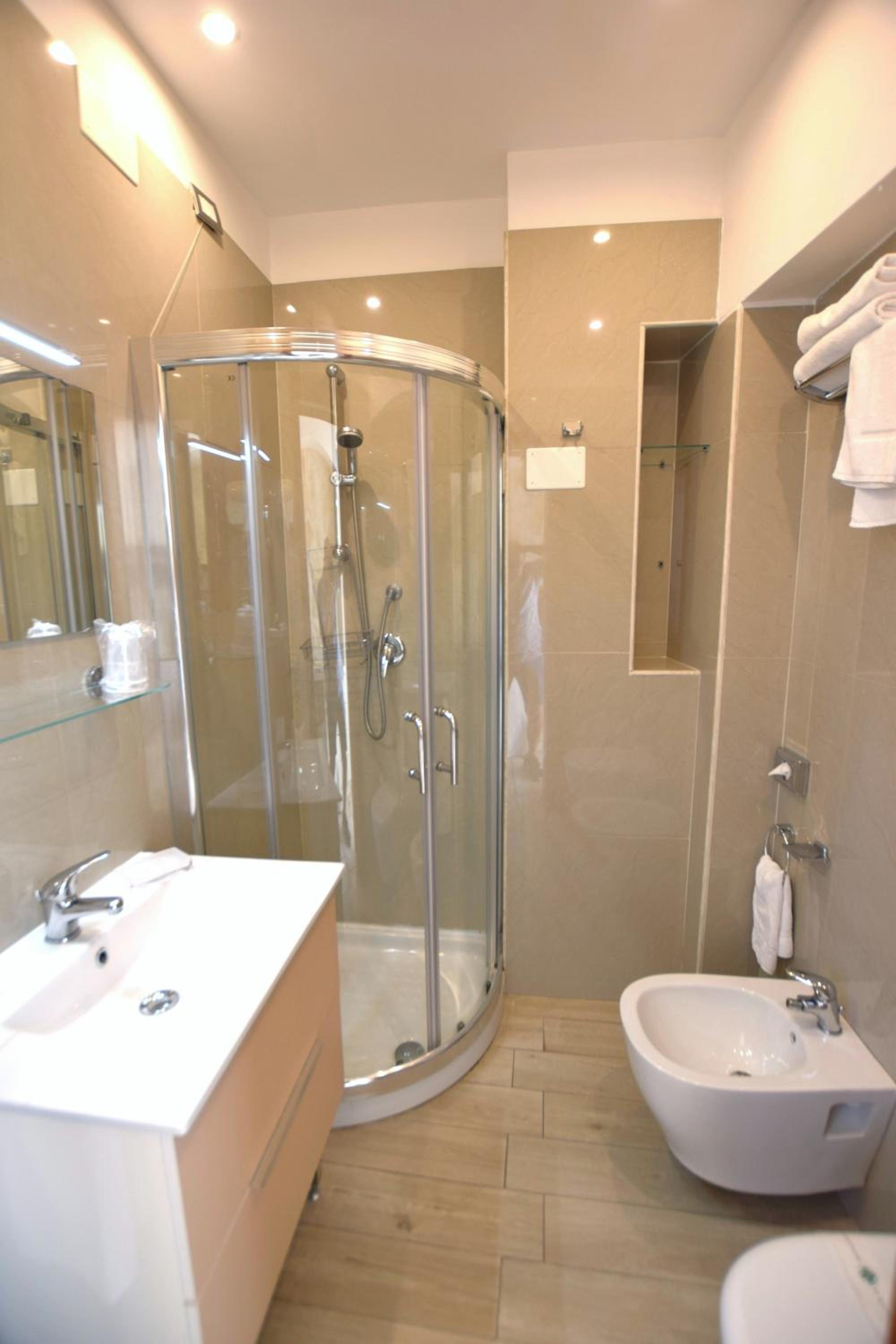 Standard Double or Twin Room - Photo 8