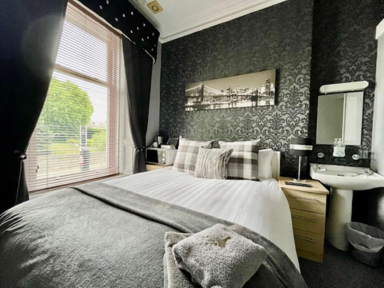 Small Double Room with Shower and Shared Toilet photo 1