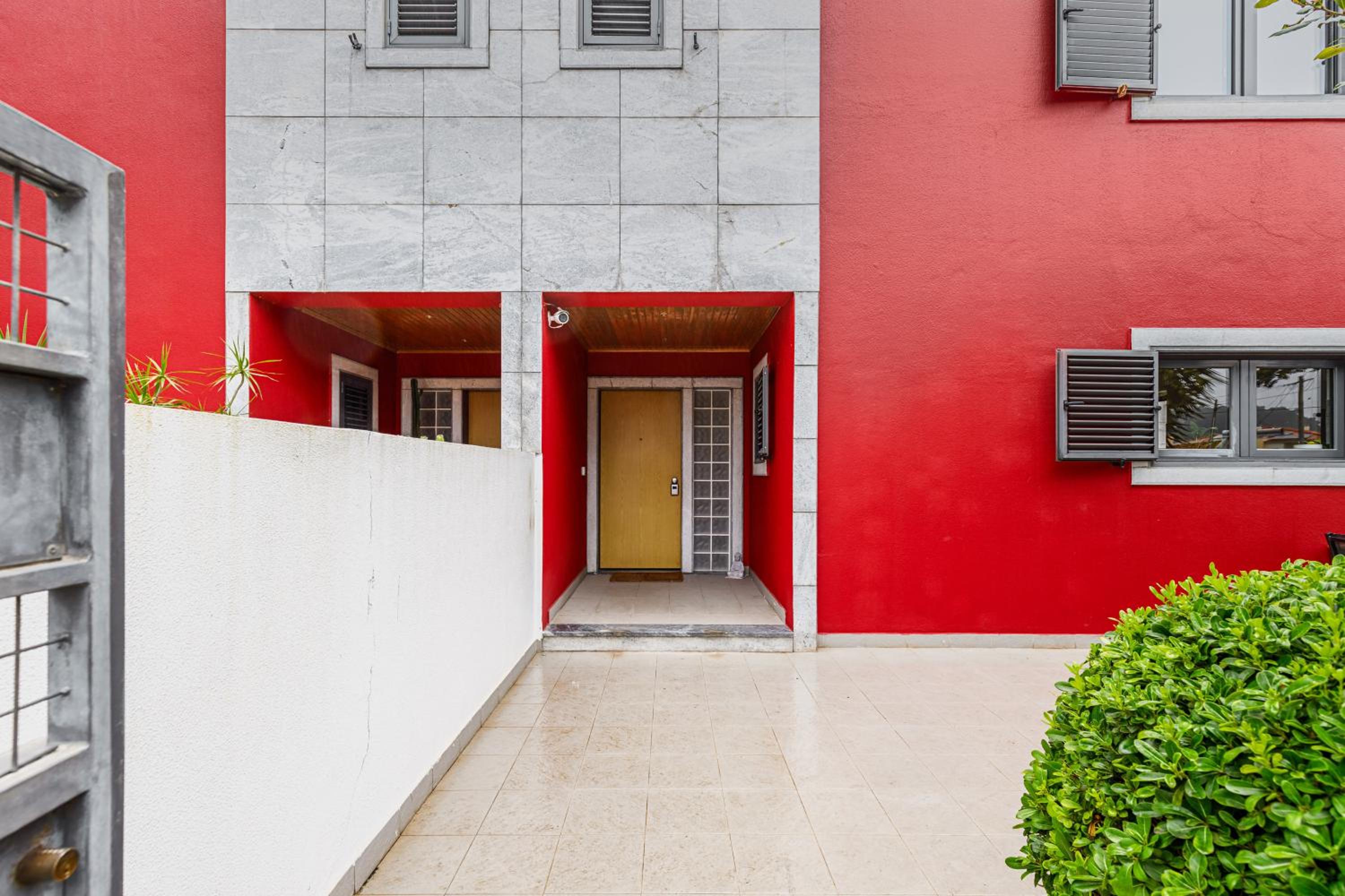 Three-Bedroom House photo 2
