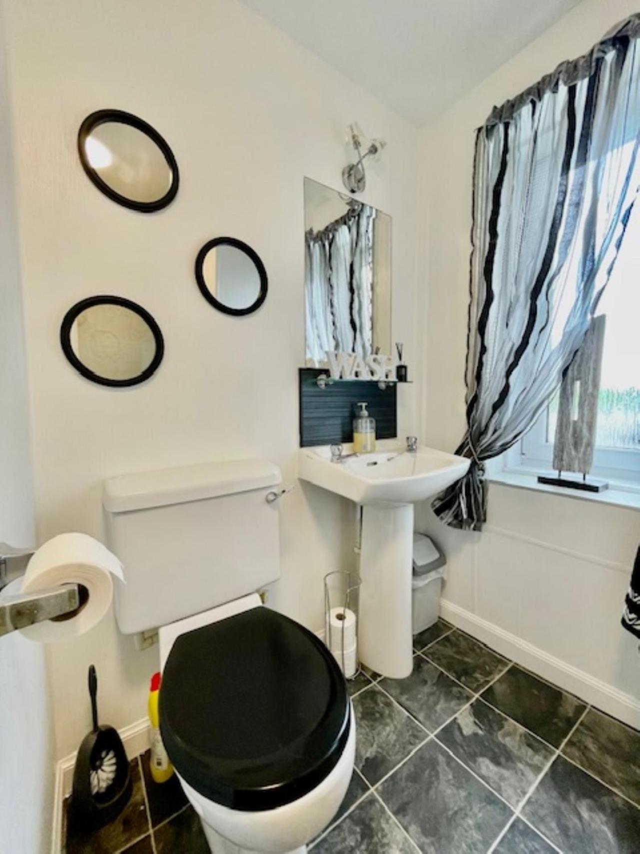 Small Double Room with Shower and Shared Toilet photo 2