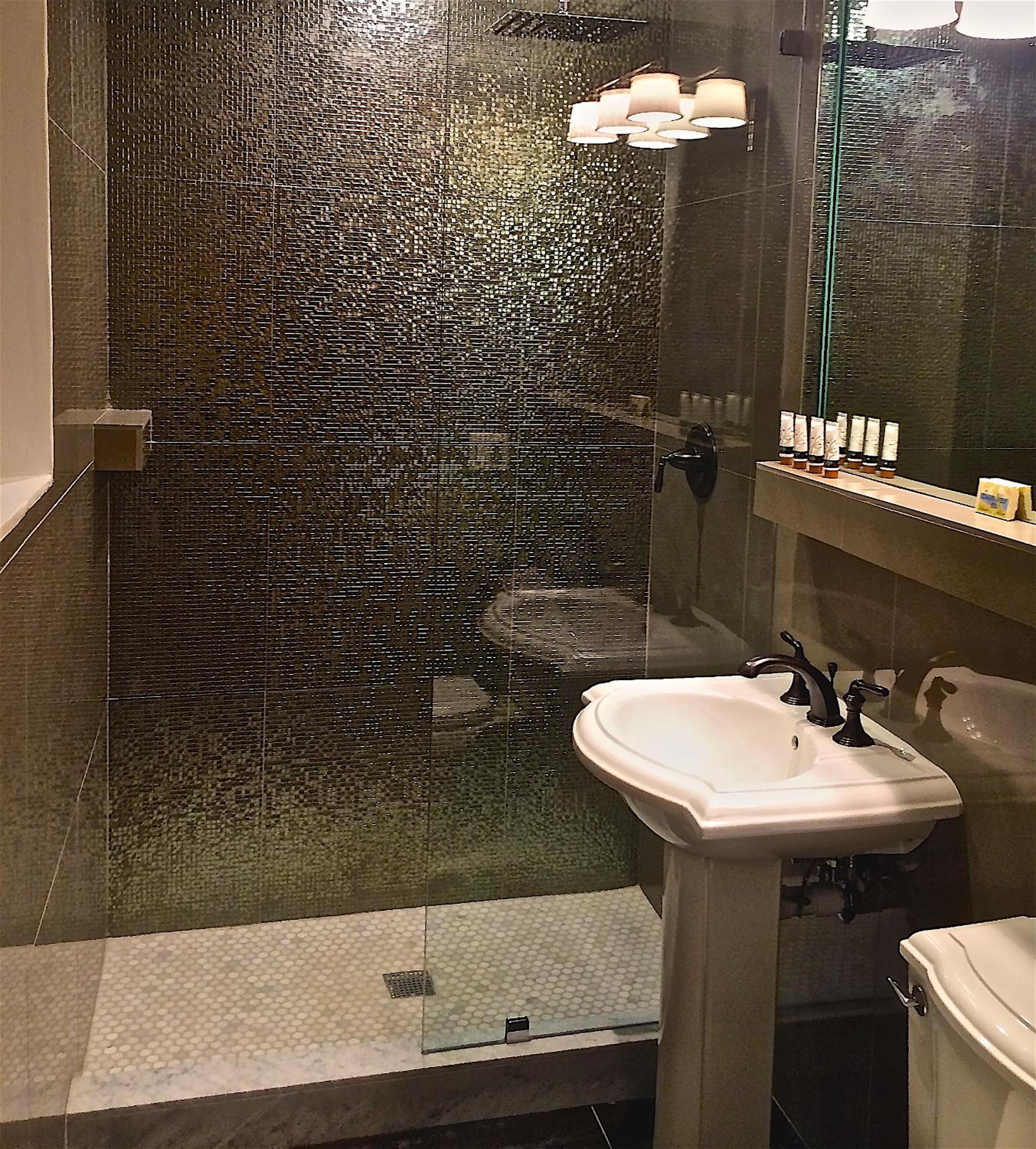 Classic King Room - Photo 9