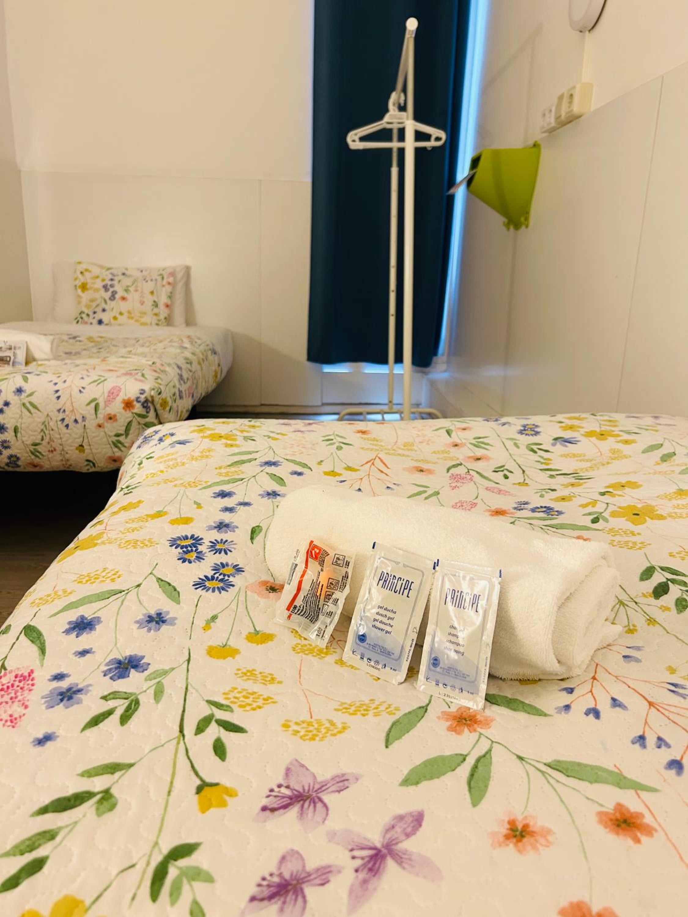 Twin Room with Private Bathroom photo 2
