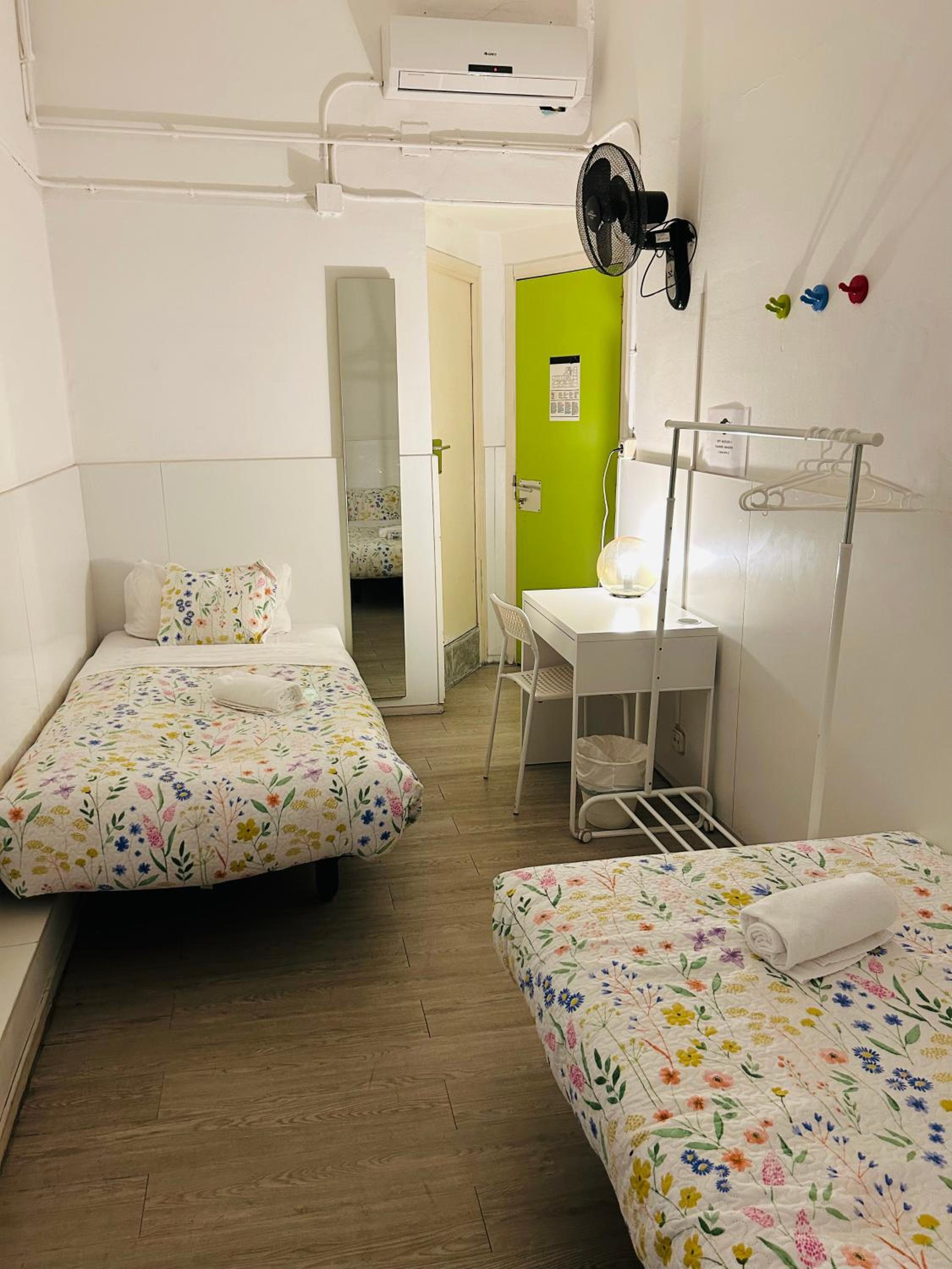 Twin Room with Private Bathroom photo 3