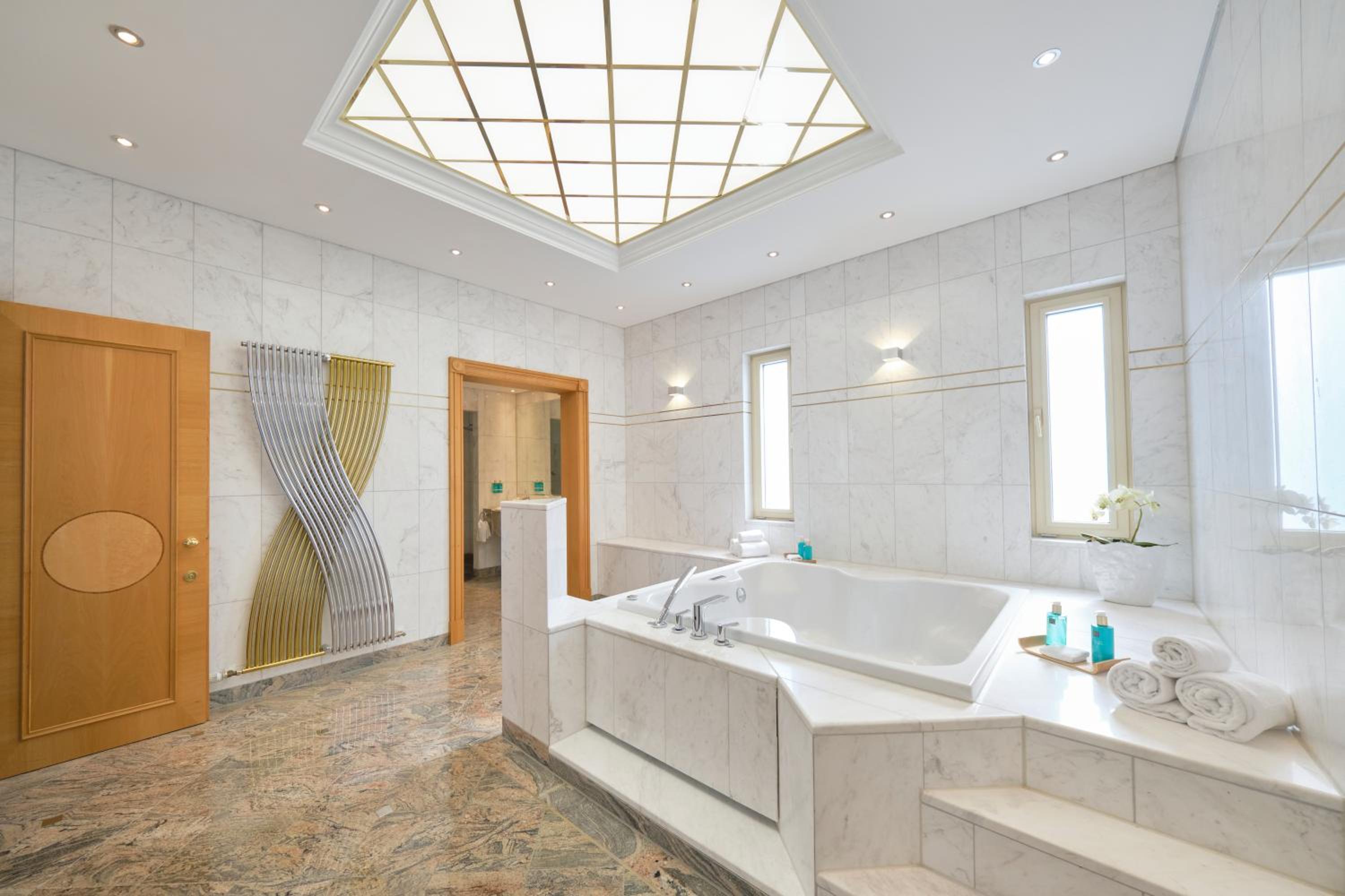 Park Suite with free Club Lounge Access