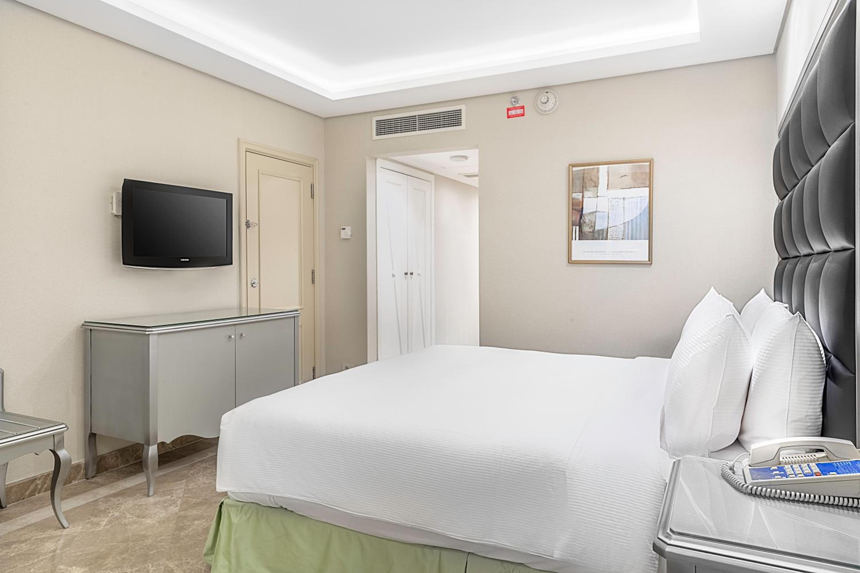 Executive King Room with City View - Photo 3
