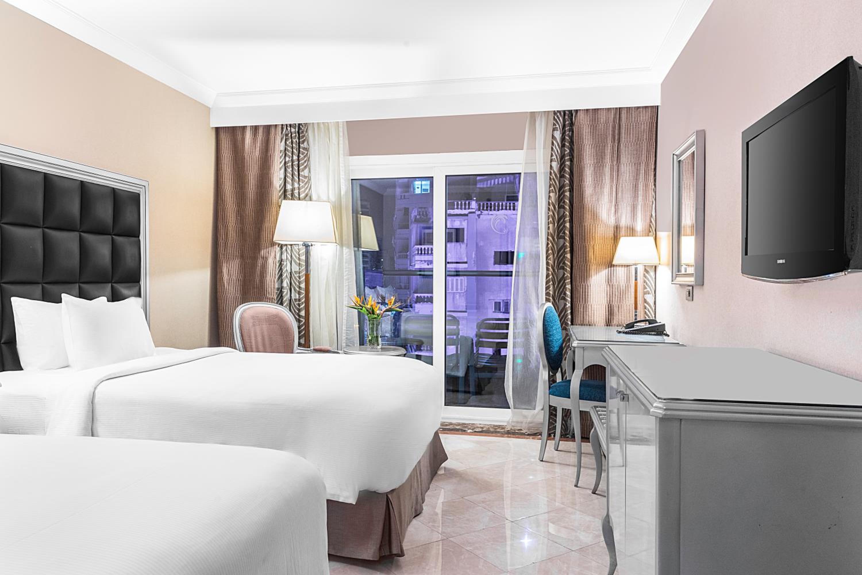 Executive Twin Room with City View - Photo 2
