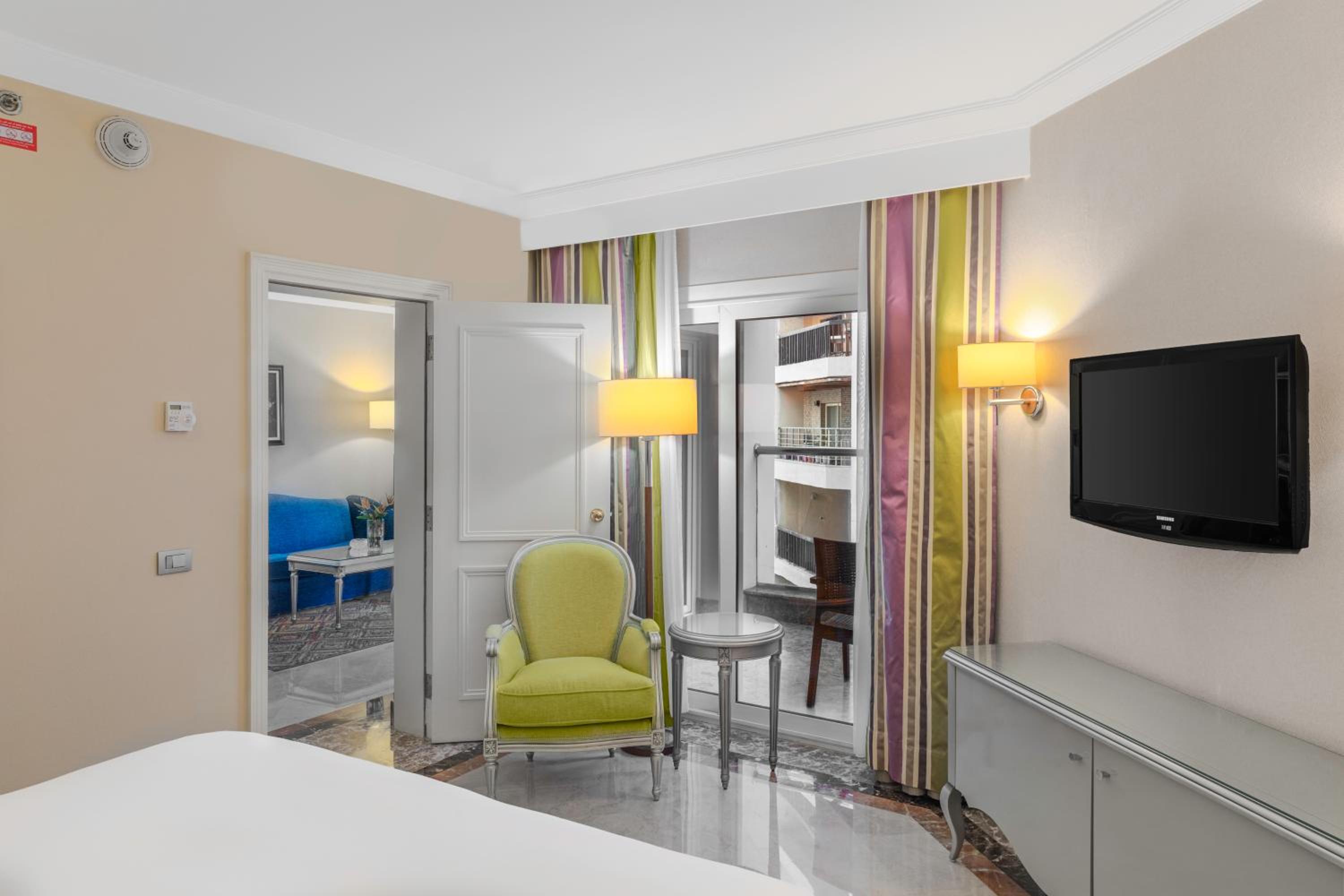 King One-Bedroom Suite with City View - Photo 4