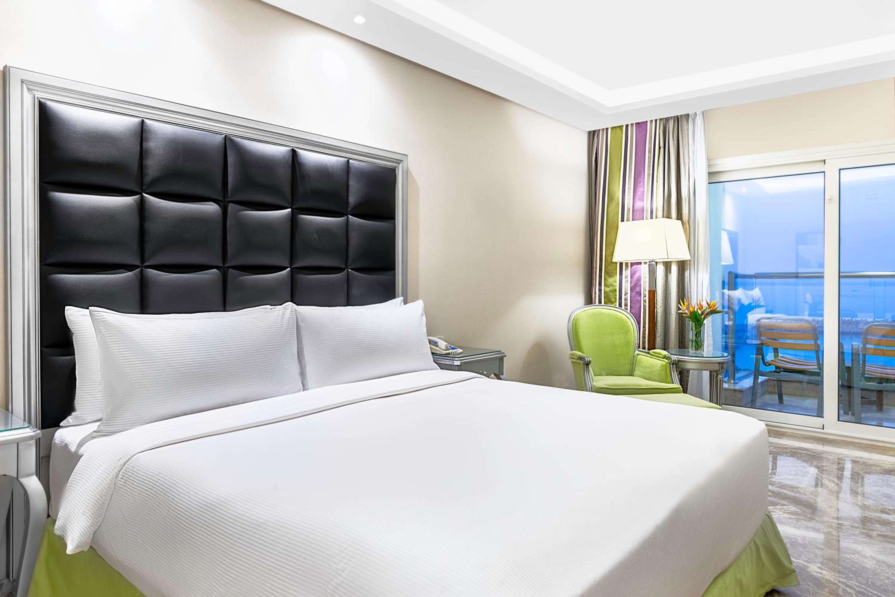 Executive Corner King Room with Sea View - Photo 4