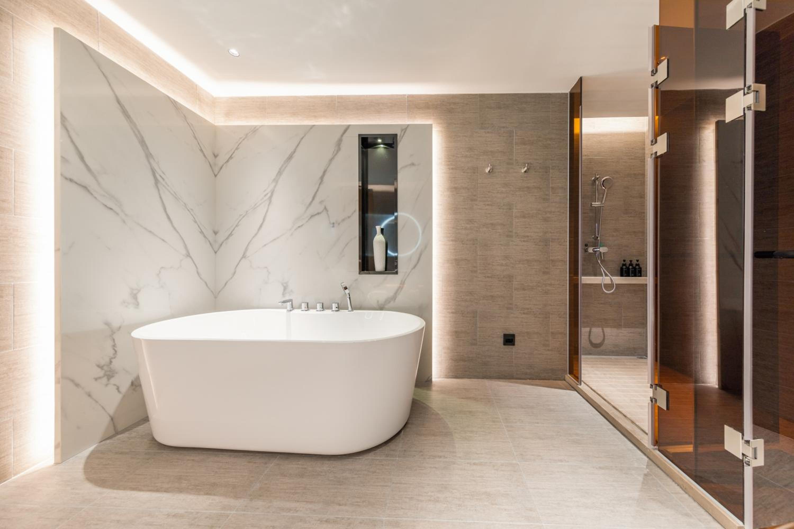 Jimu Twin-Bed Suite with Bathtub