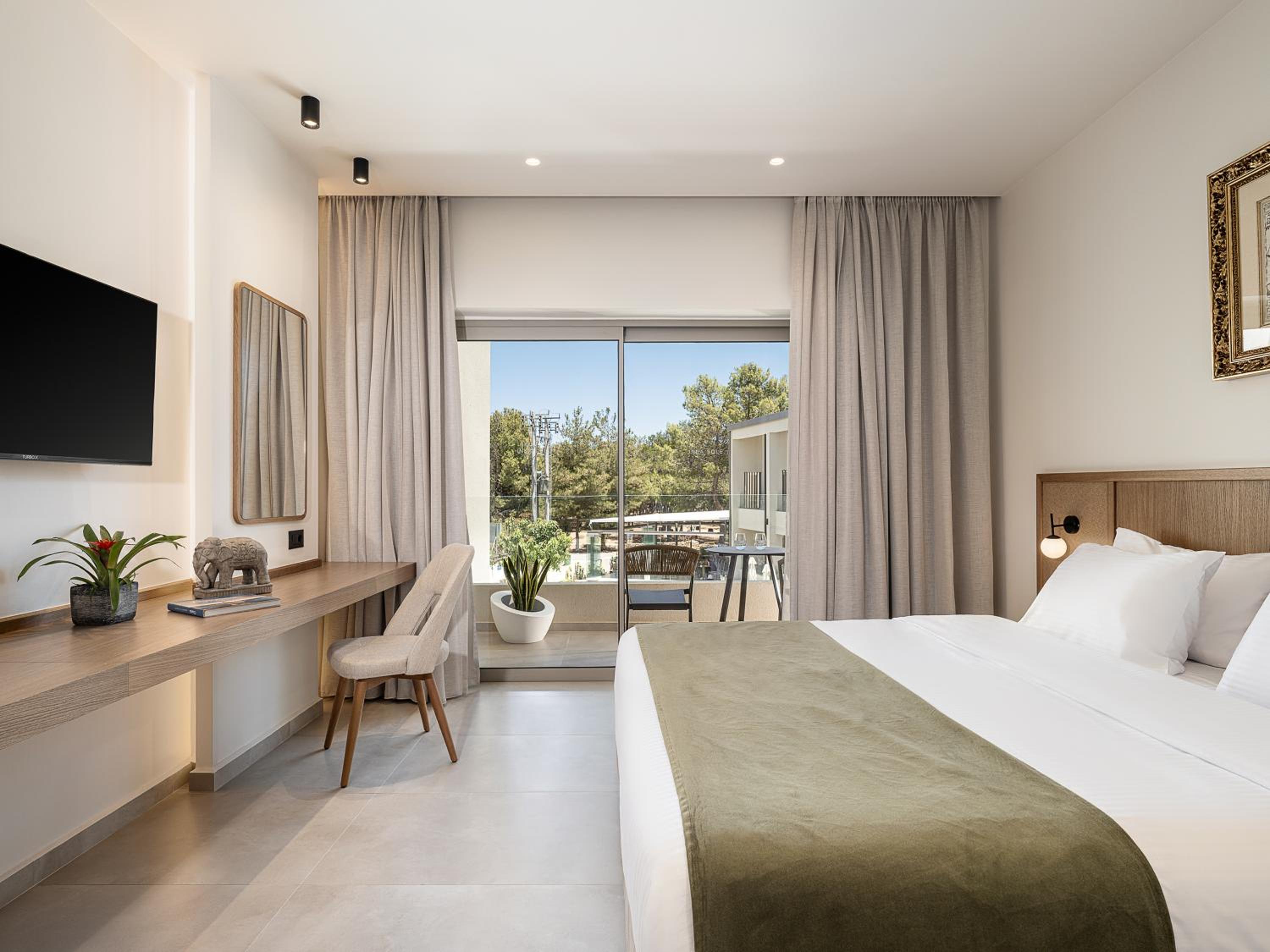 Classic Suite with Pool View - Photo 7