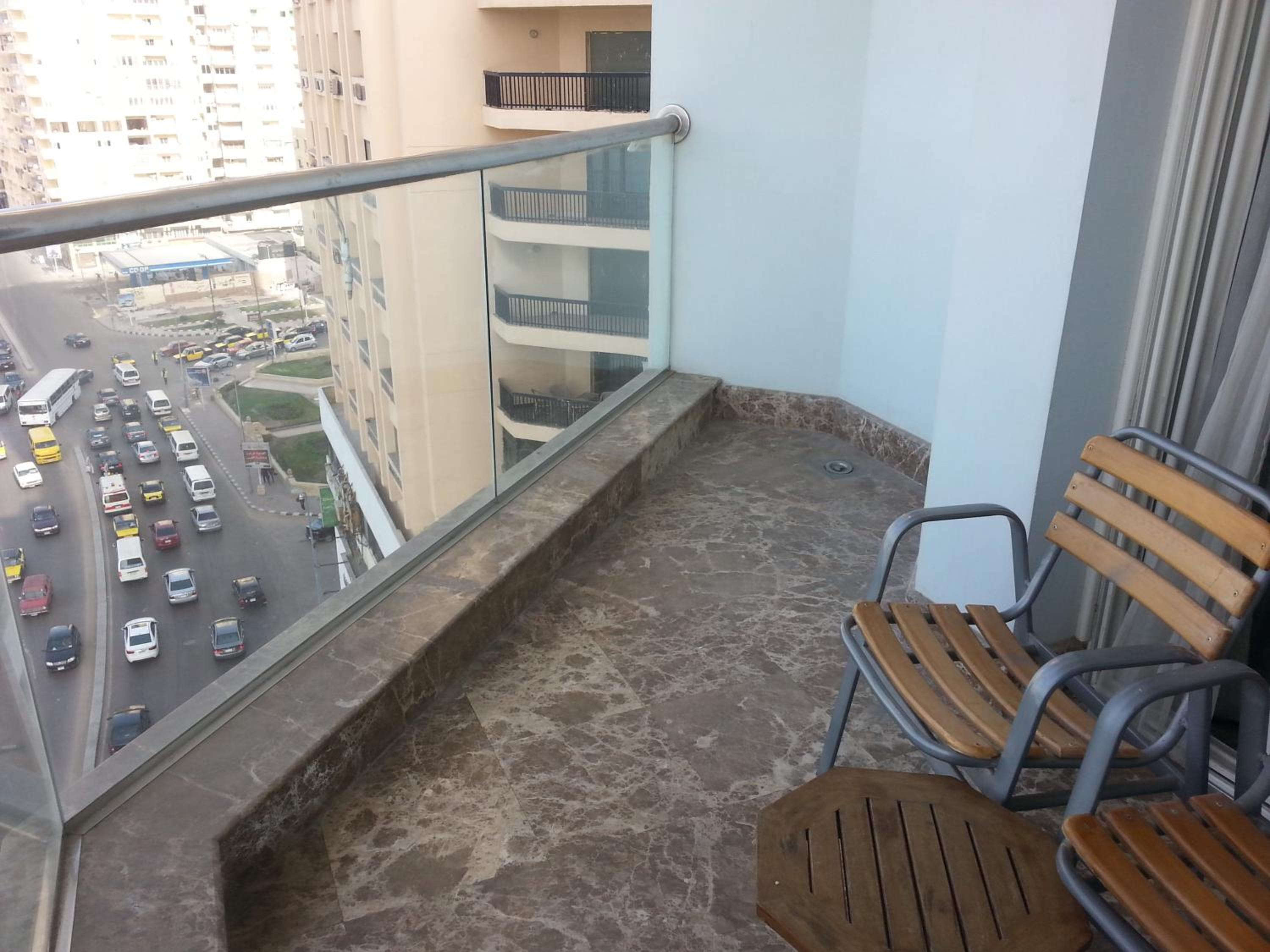 King One-Bedroom Suite with City View - Photo 2