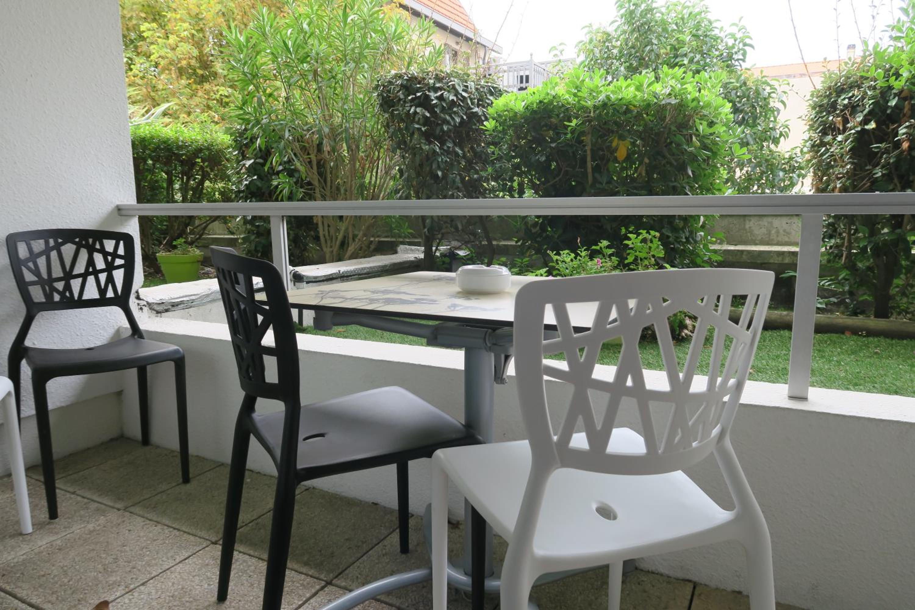 Family Room with Balcony - Photo 5