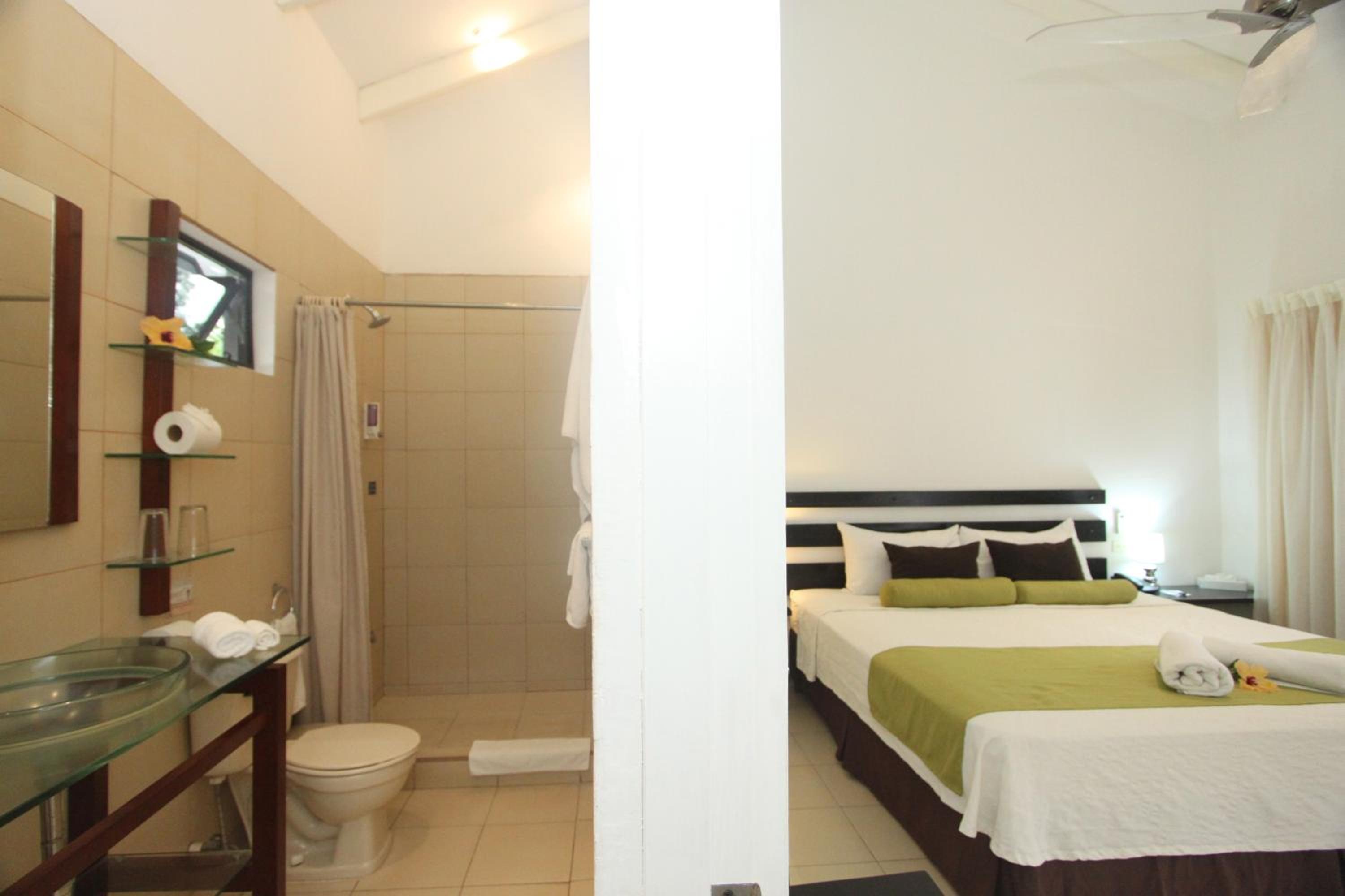 Double Room with Two Double Beds - Photo 9