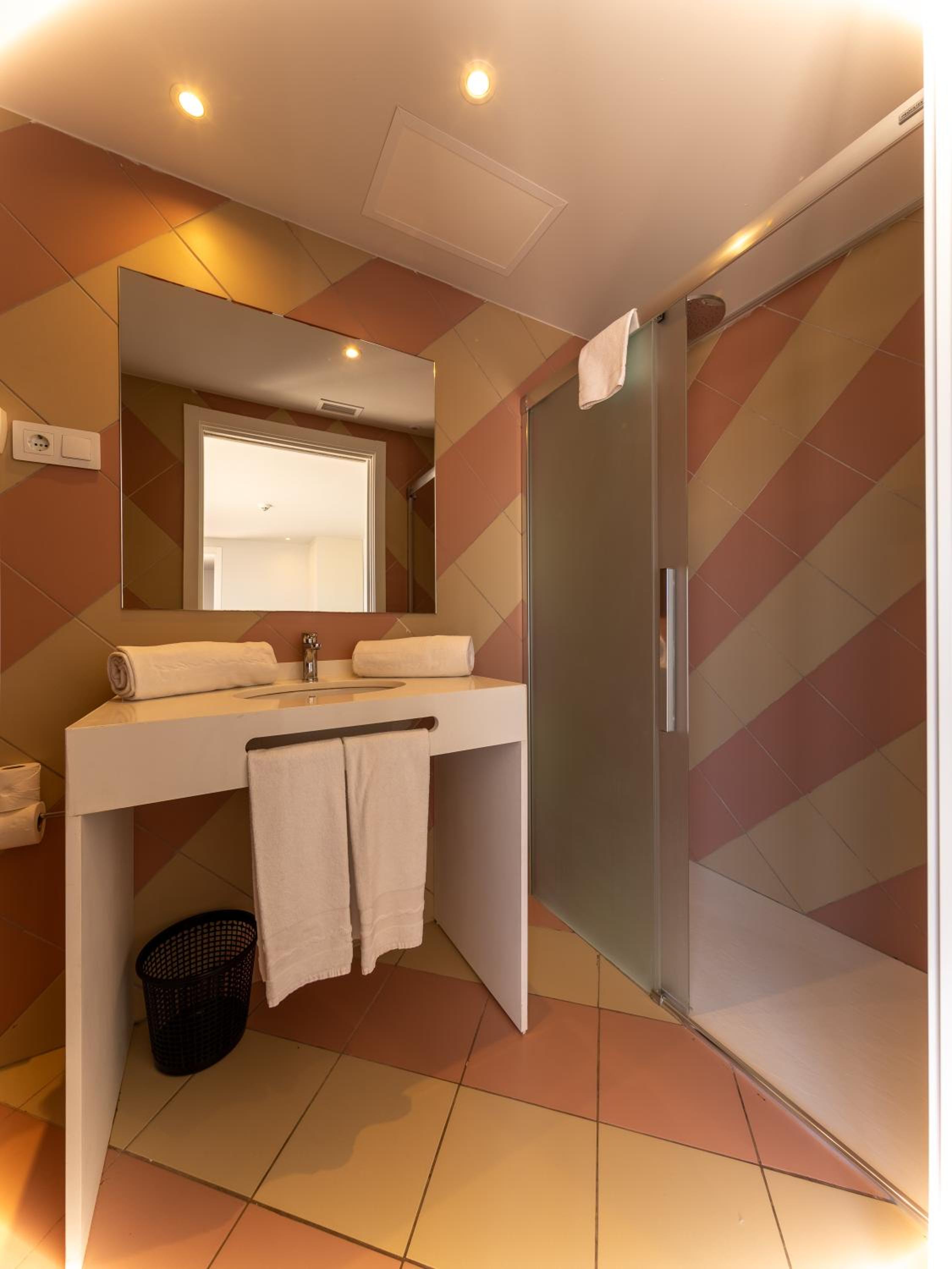 One-Bedroom Apartment - Photo 12