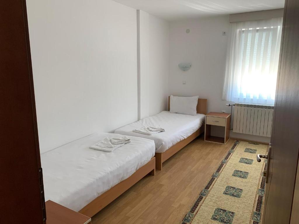 Standard Twin Room - Photo 3