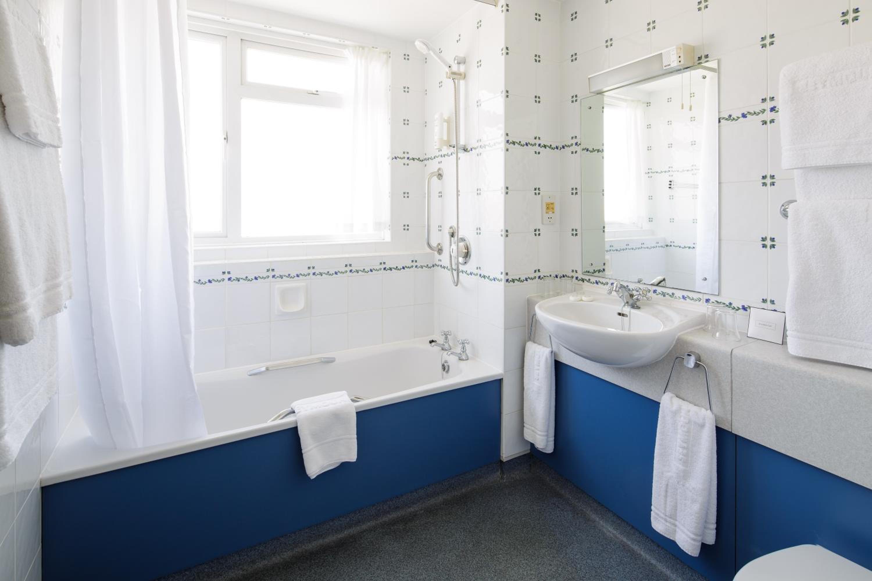 Standard Twin Room - Photo 2