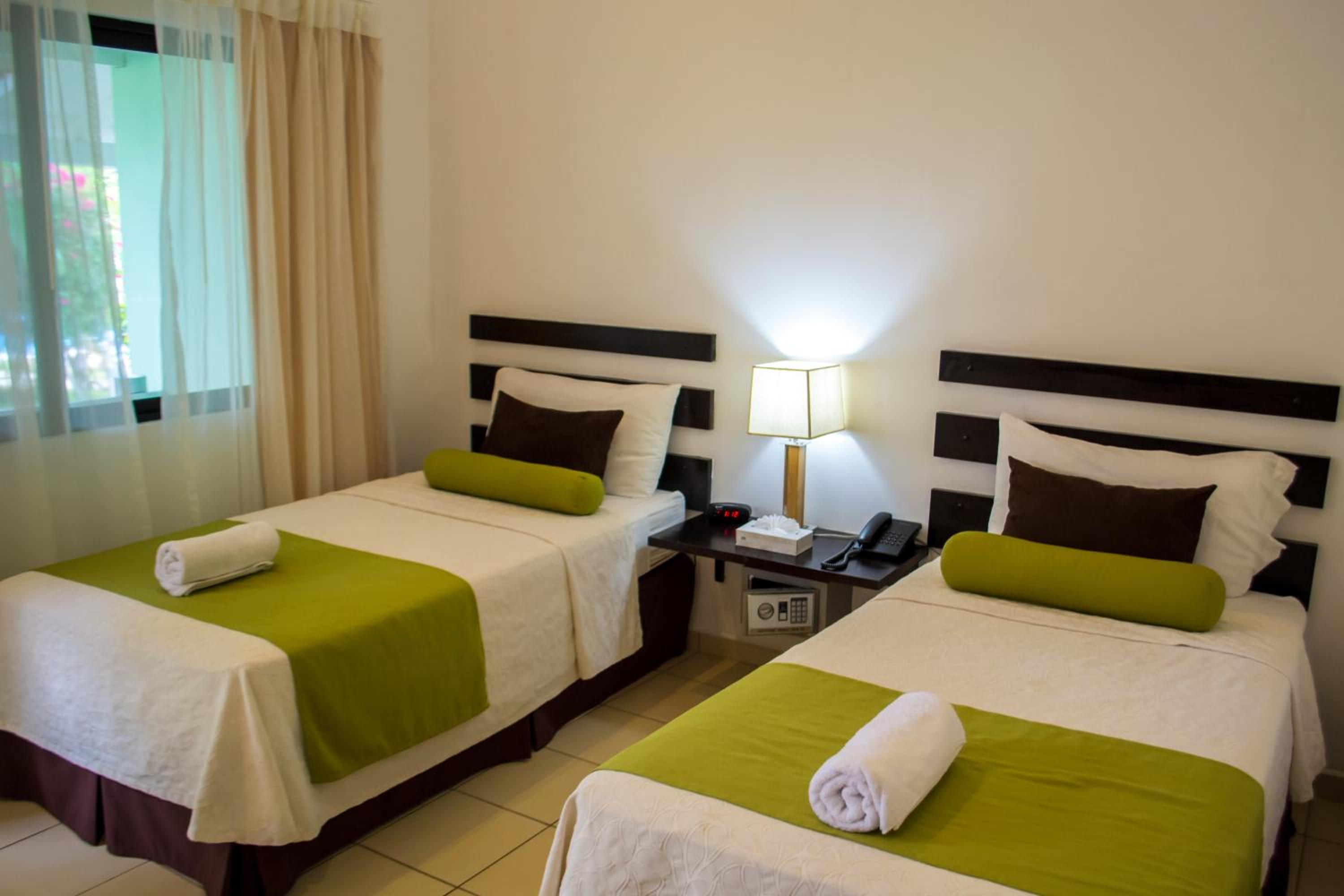 Double Room with Two Double Beds - Photo 2