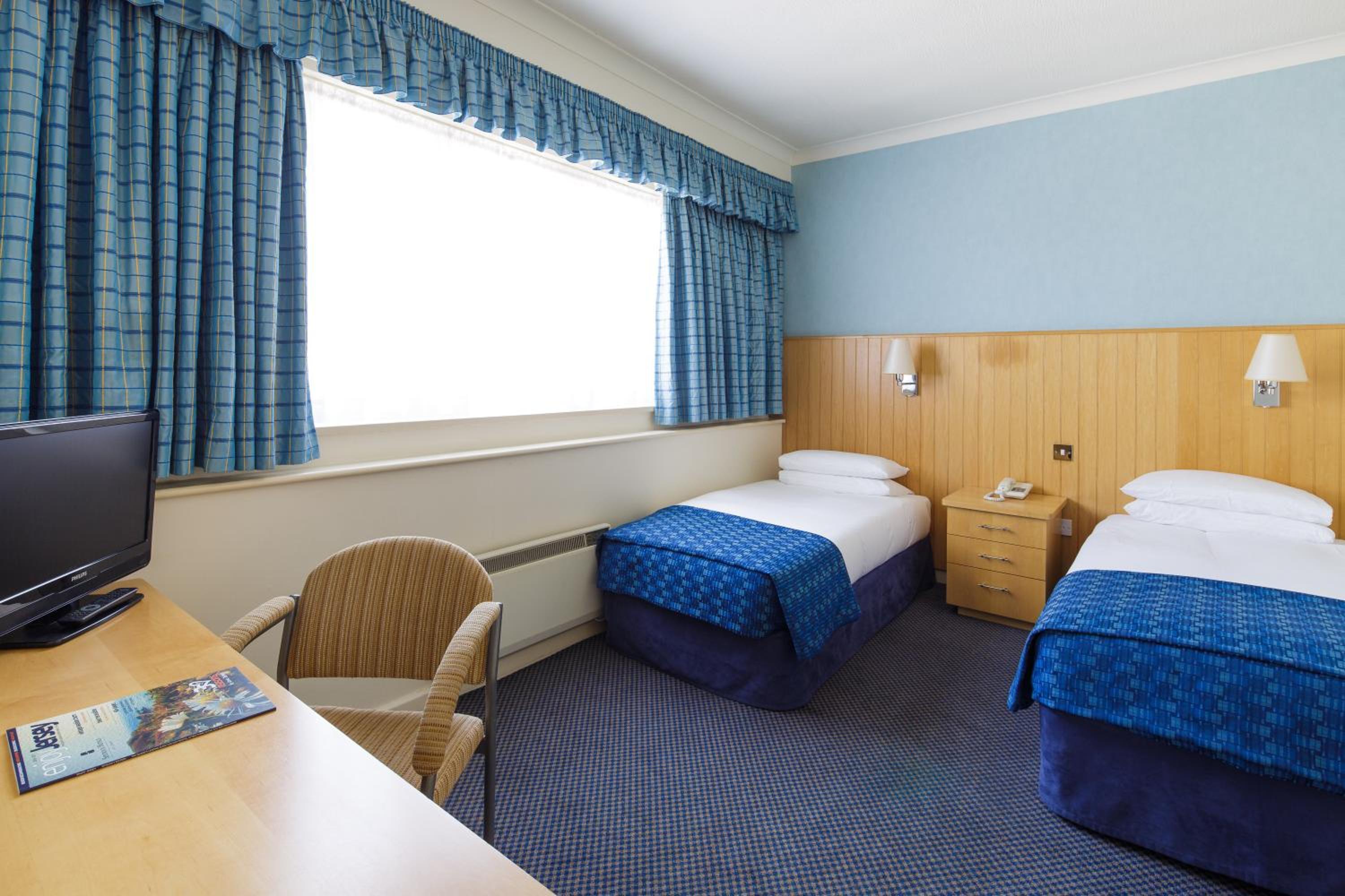 Standard Twin Room with Extra Bed - Photo 1