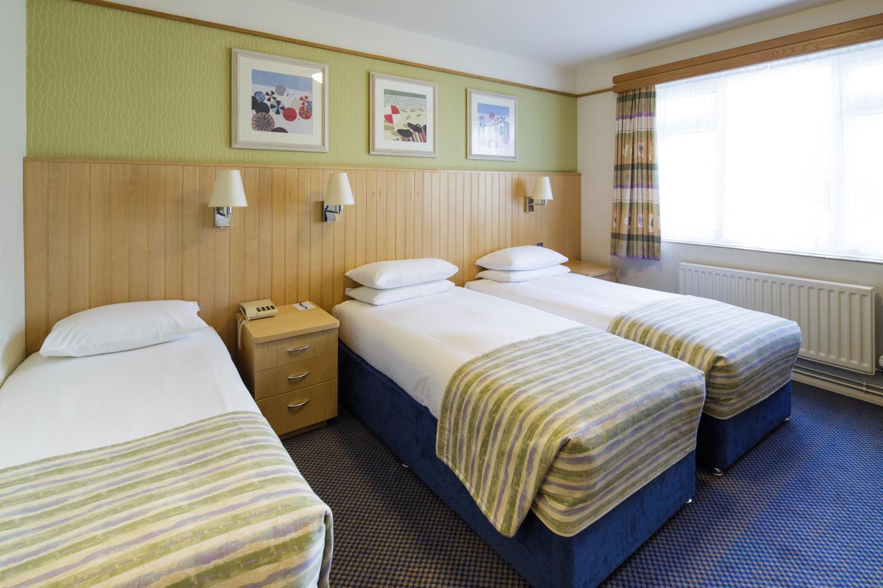 Standard Twin Room with Extra Bed - Photo 3