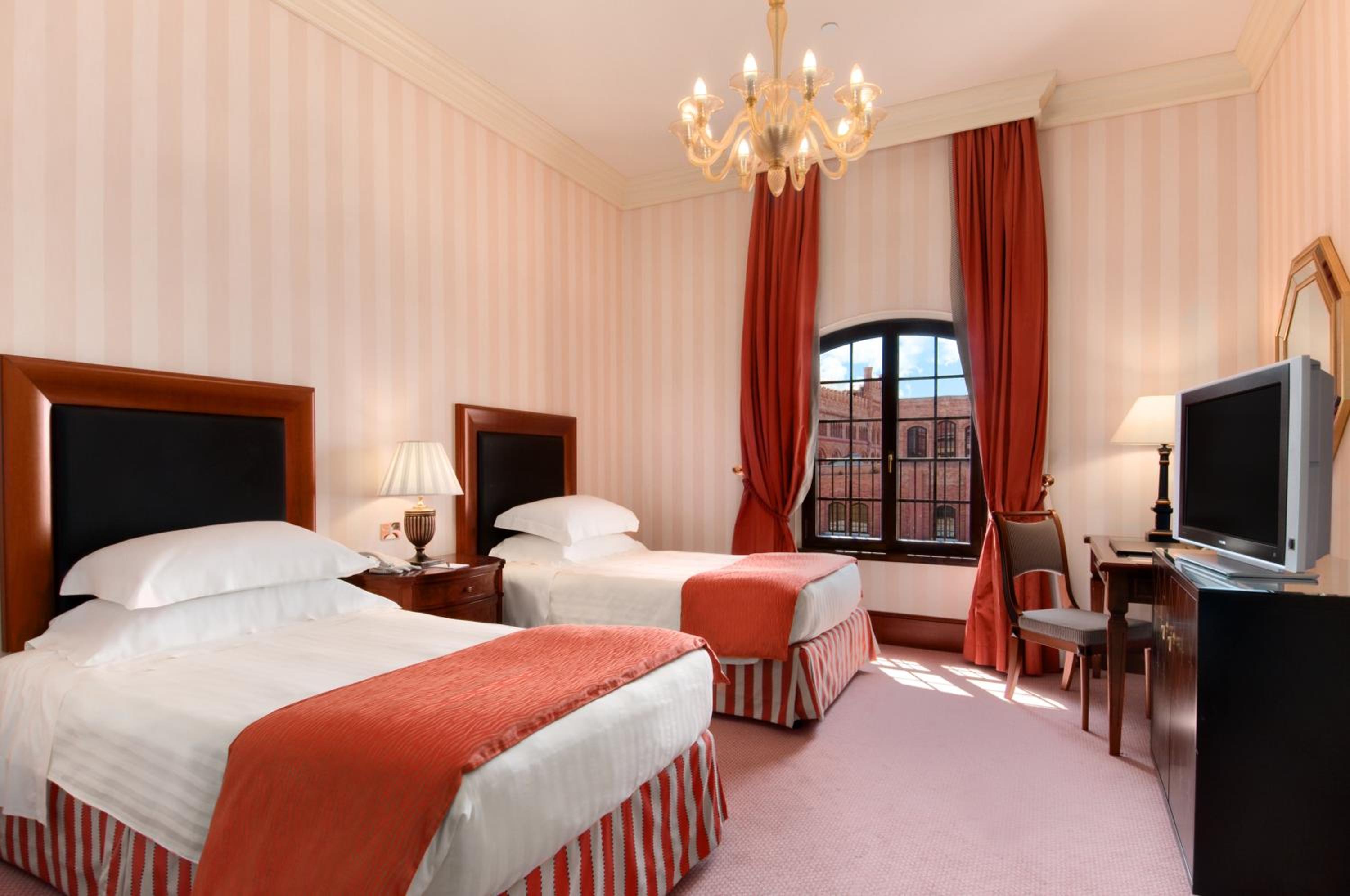 Twin Room thumbnail 6