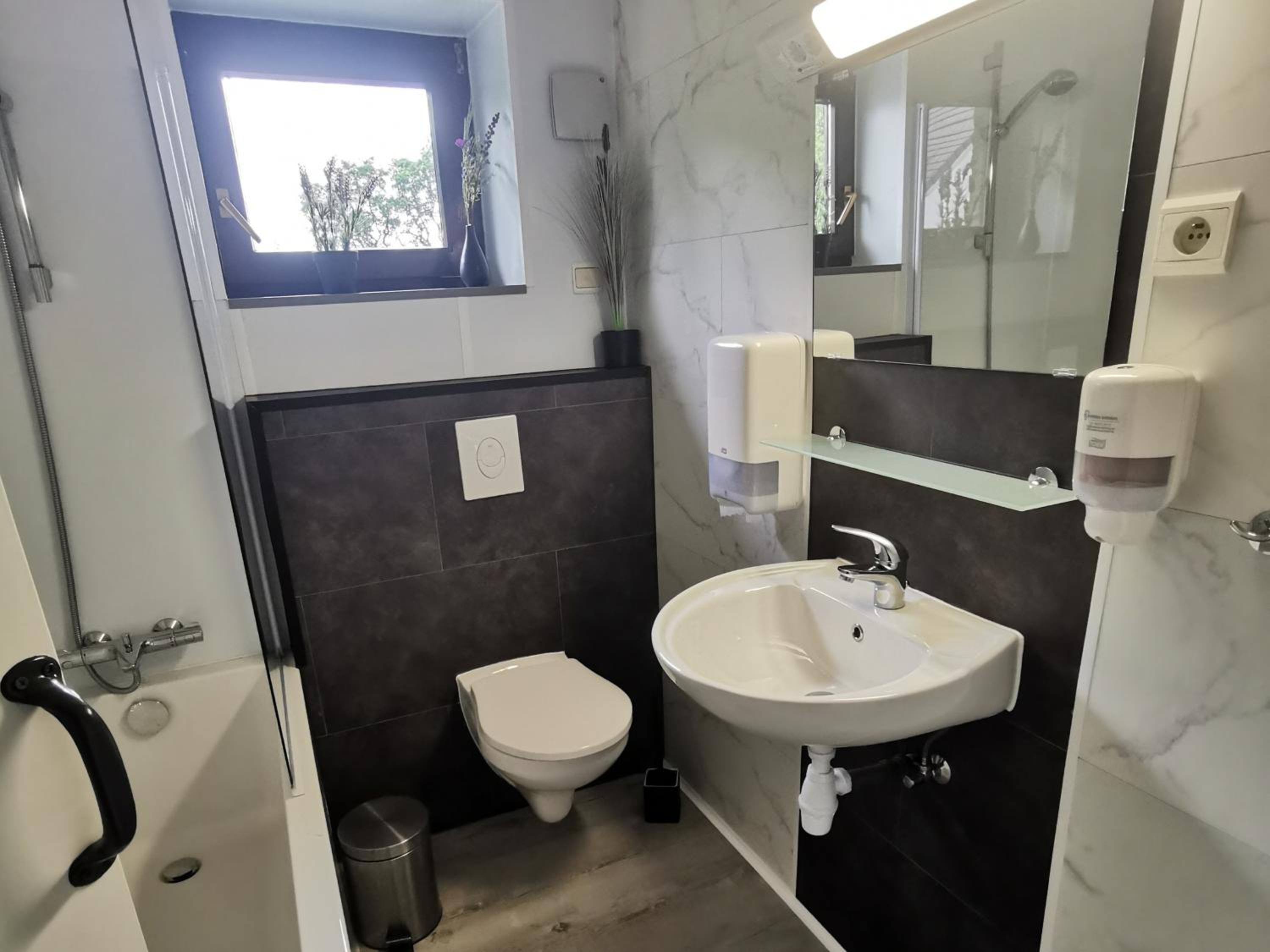 One-Bedroom Apartment - Photo 3