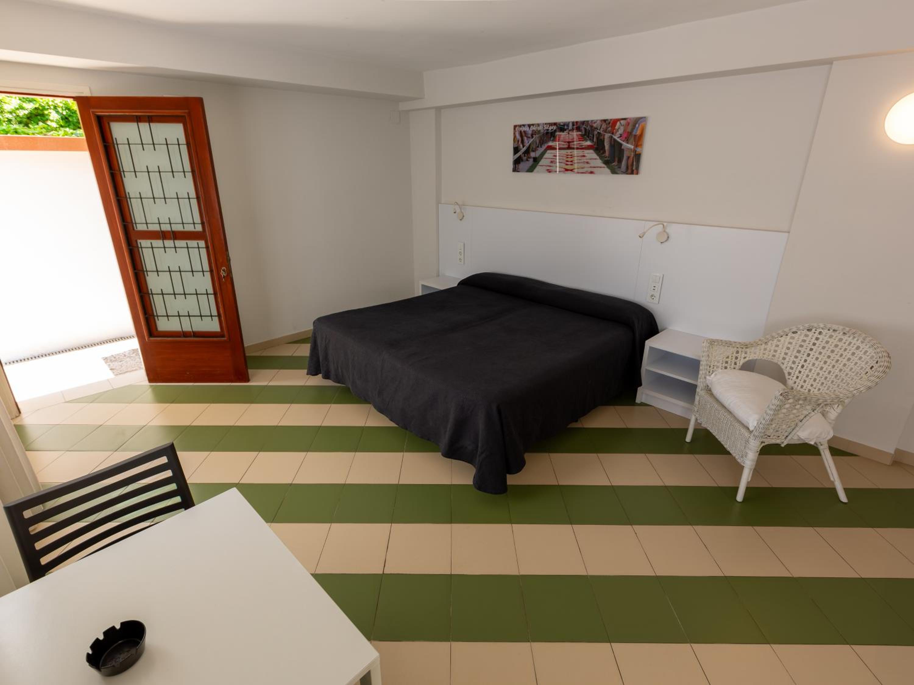 Estudio (2 adultos)