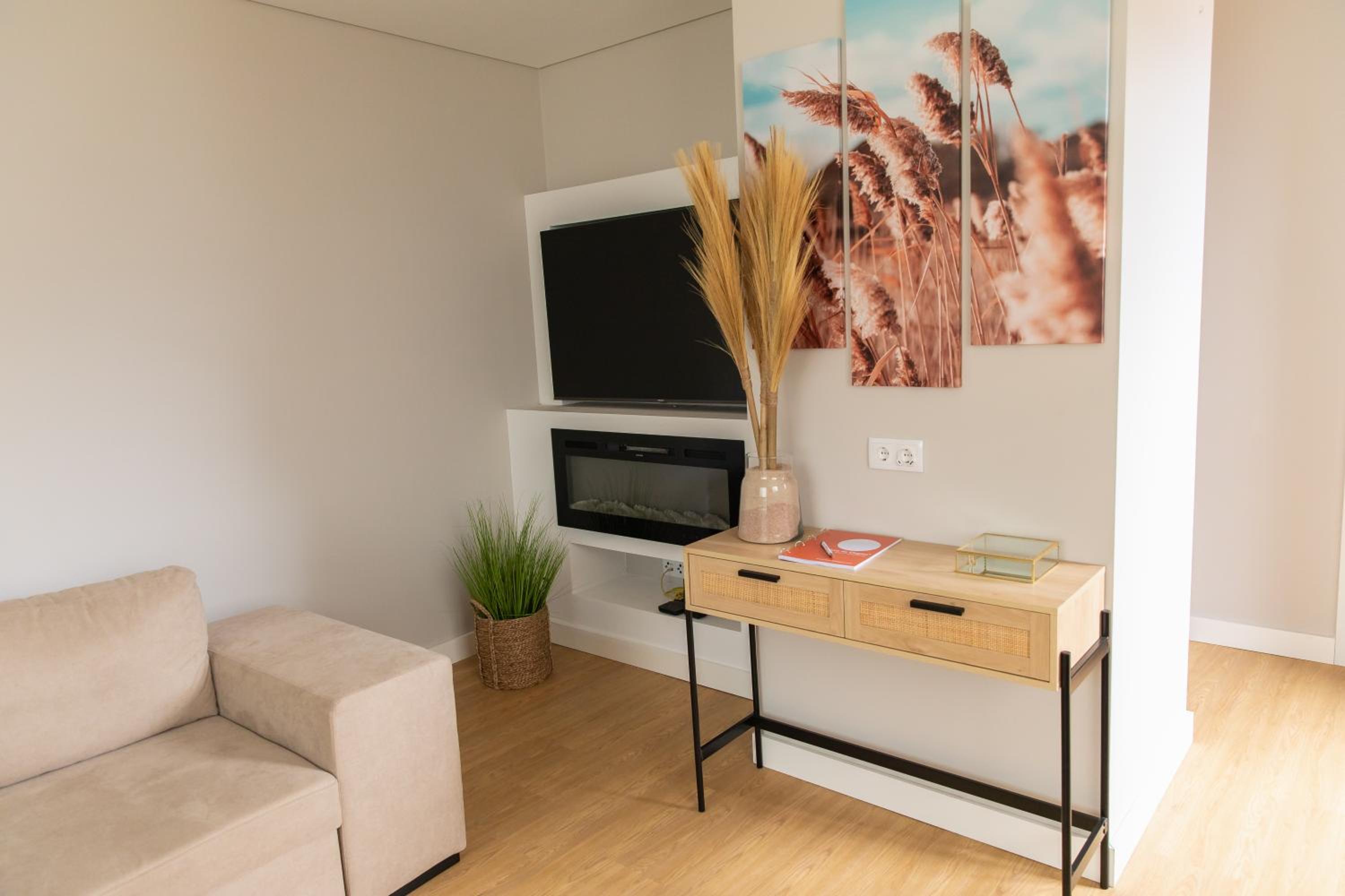 One-Bedroom Apartment photo 1