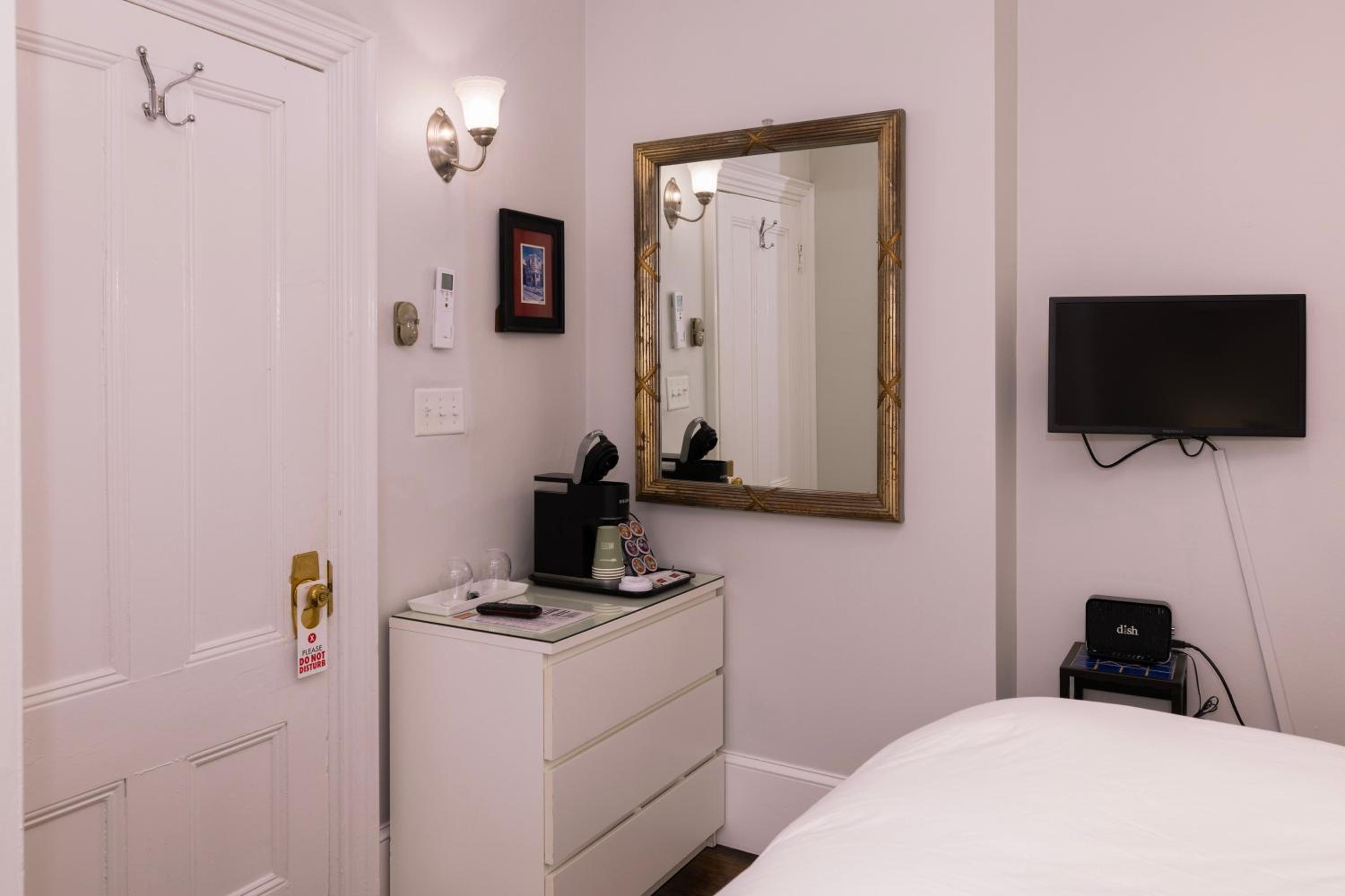 Queen Room with City View #3 photo 3