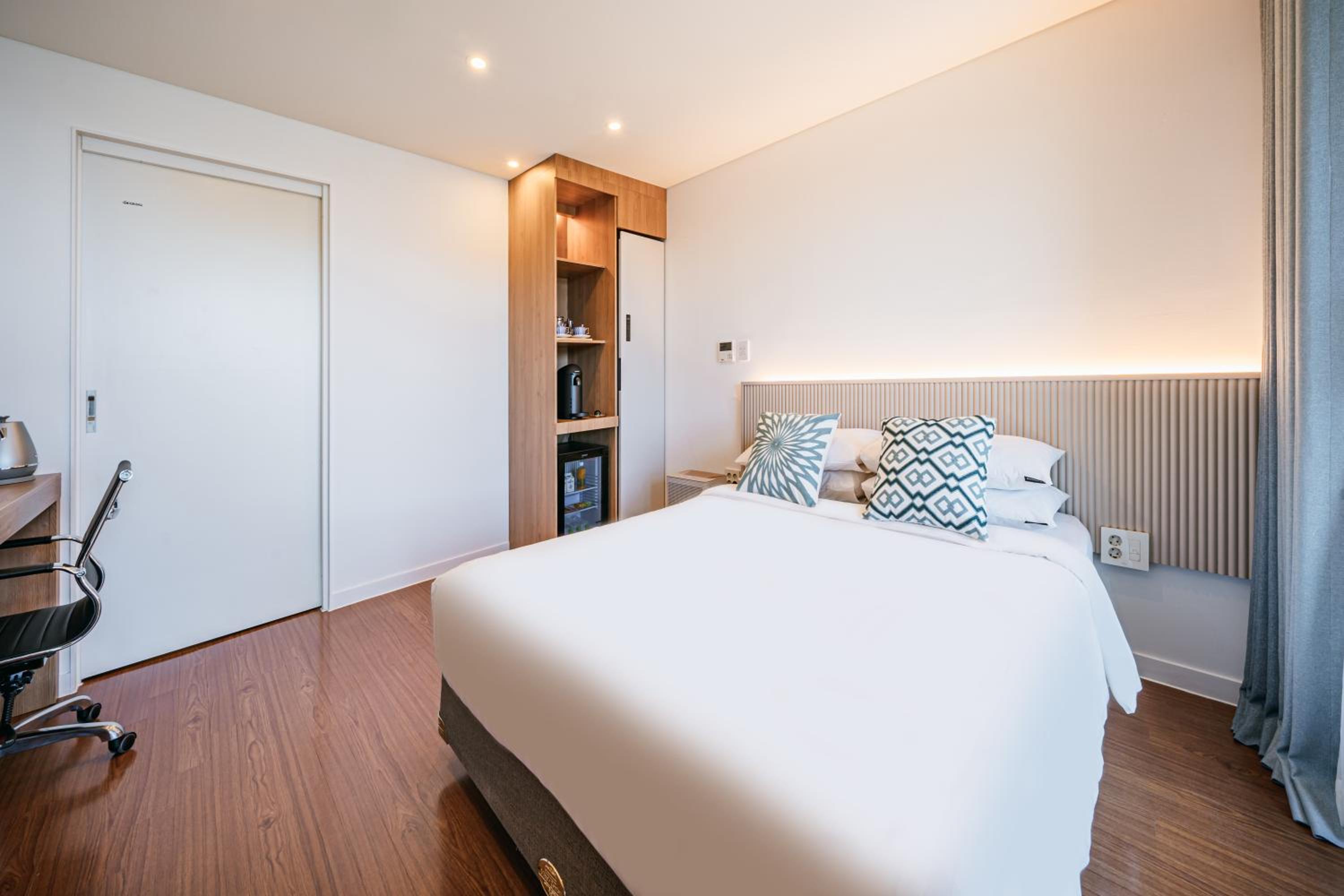 Deluxe Double Room with City View - Photo 7