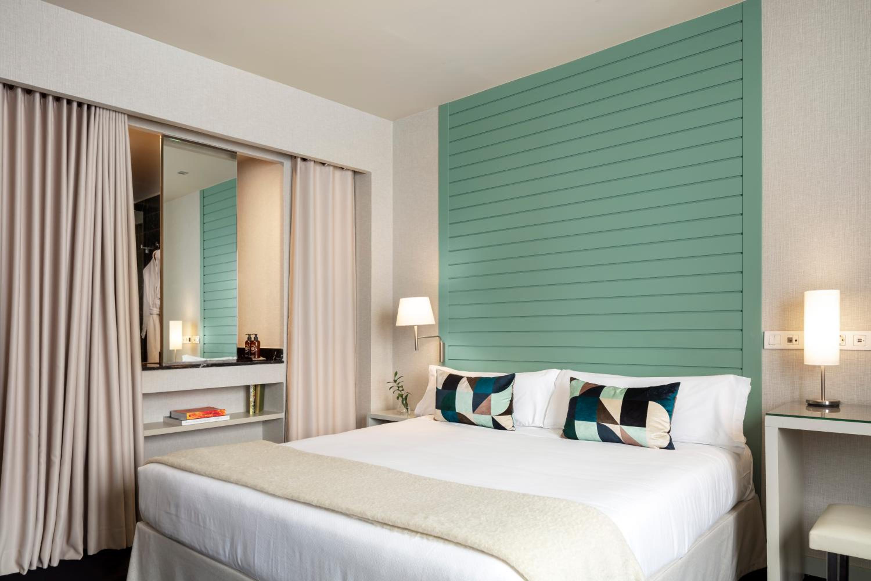 Urban Executive Room - Photo 3