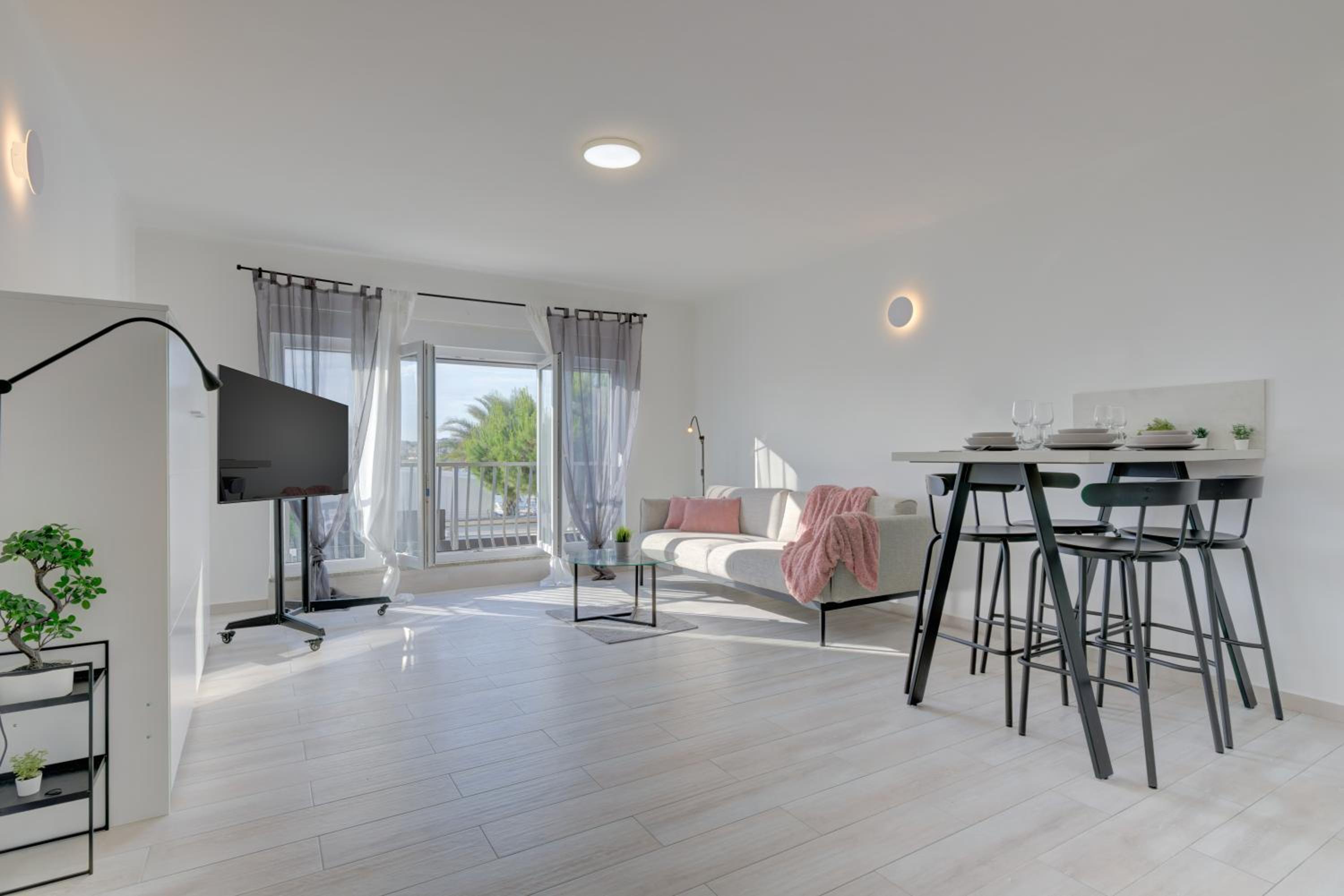 One-Bedroom Apartment with Balcony photo 1