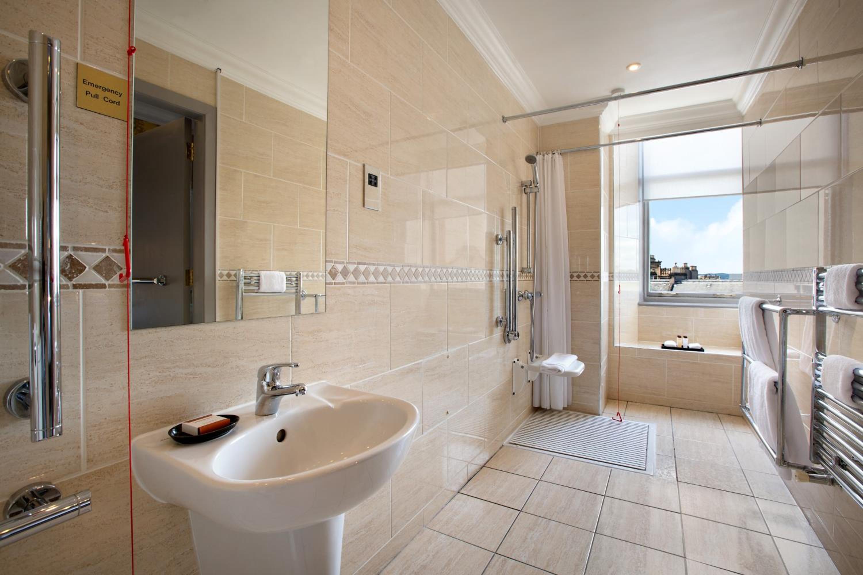 Deluxe King Room - Mobility Accessible - Photo 5