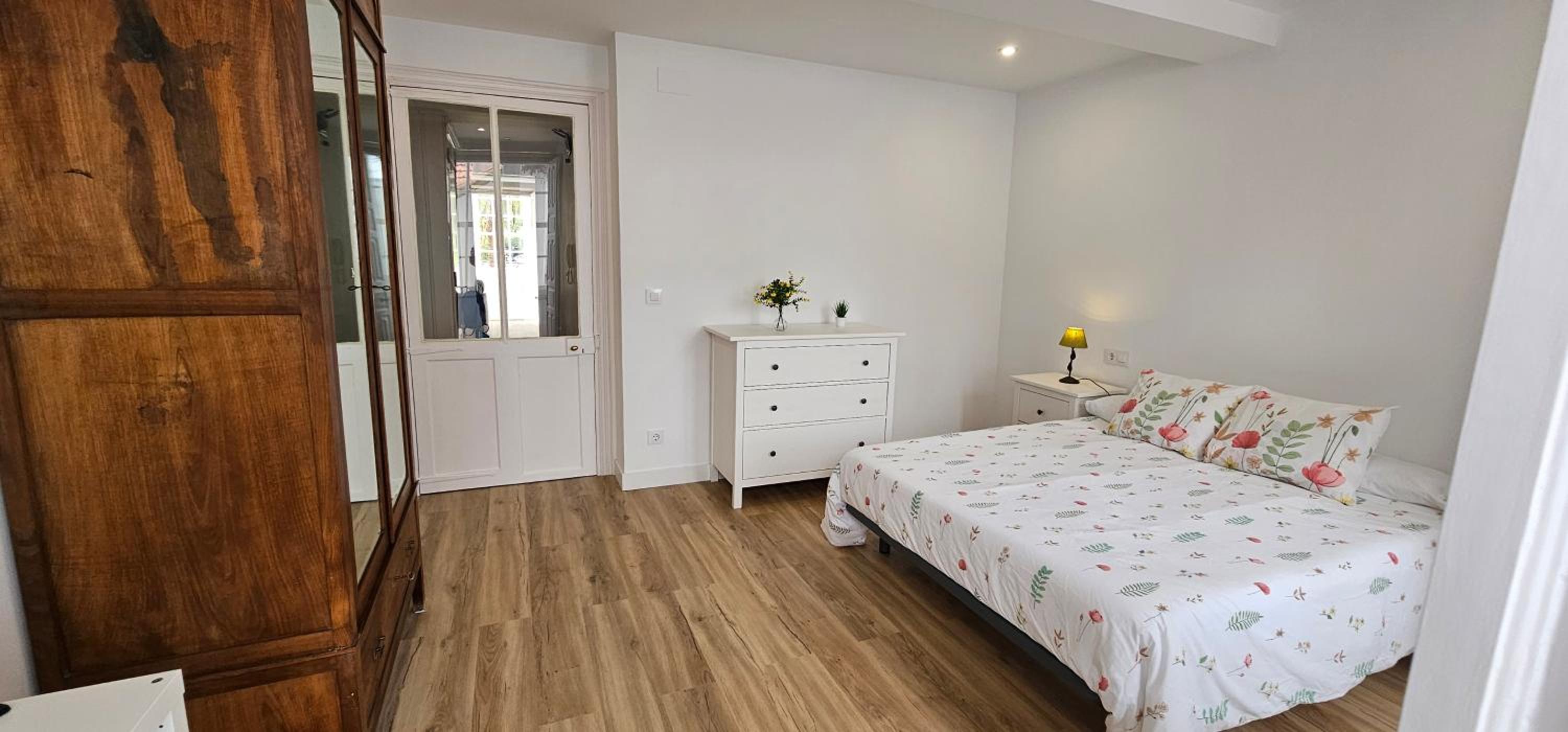 Apartamento de Dos Dormitorios con Vista al Jardín