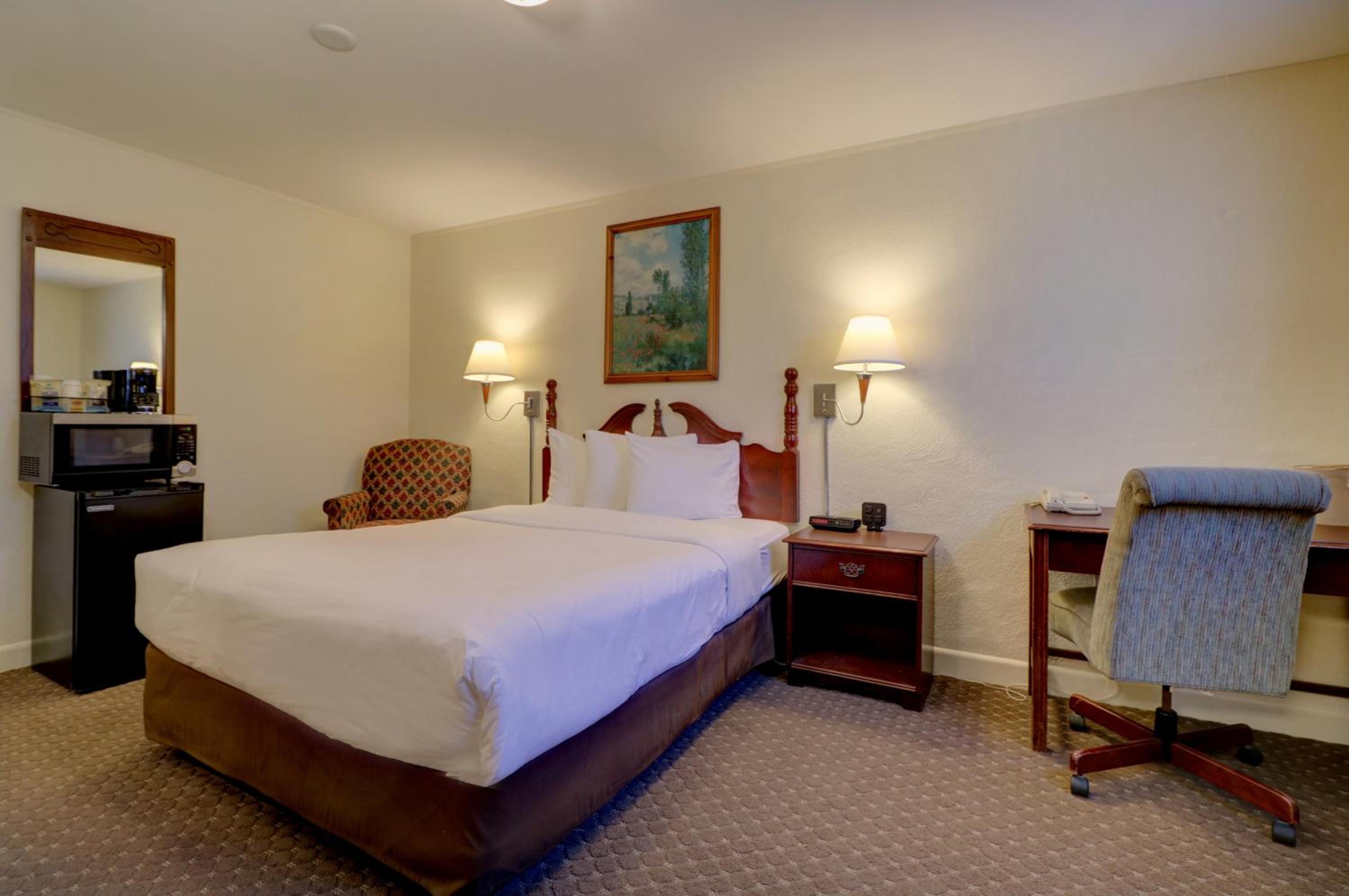 Economy 1 Queen Bed
