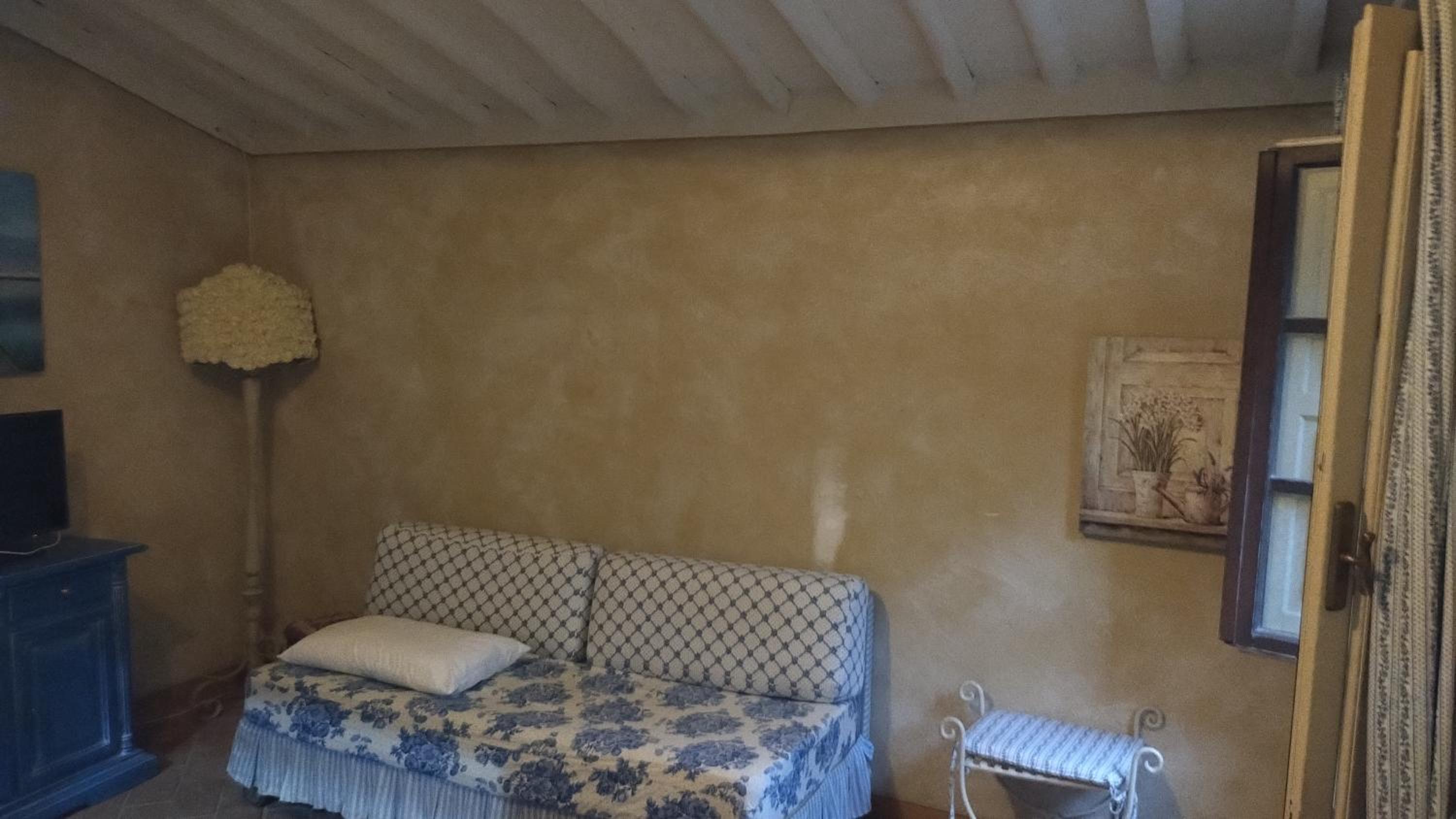 One-Bedroom Apartment With Garden photo 2