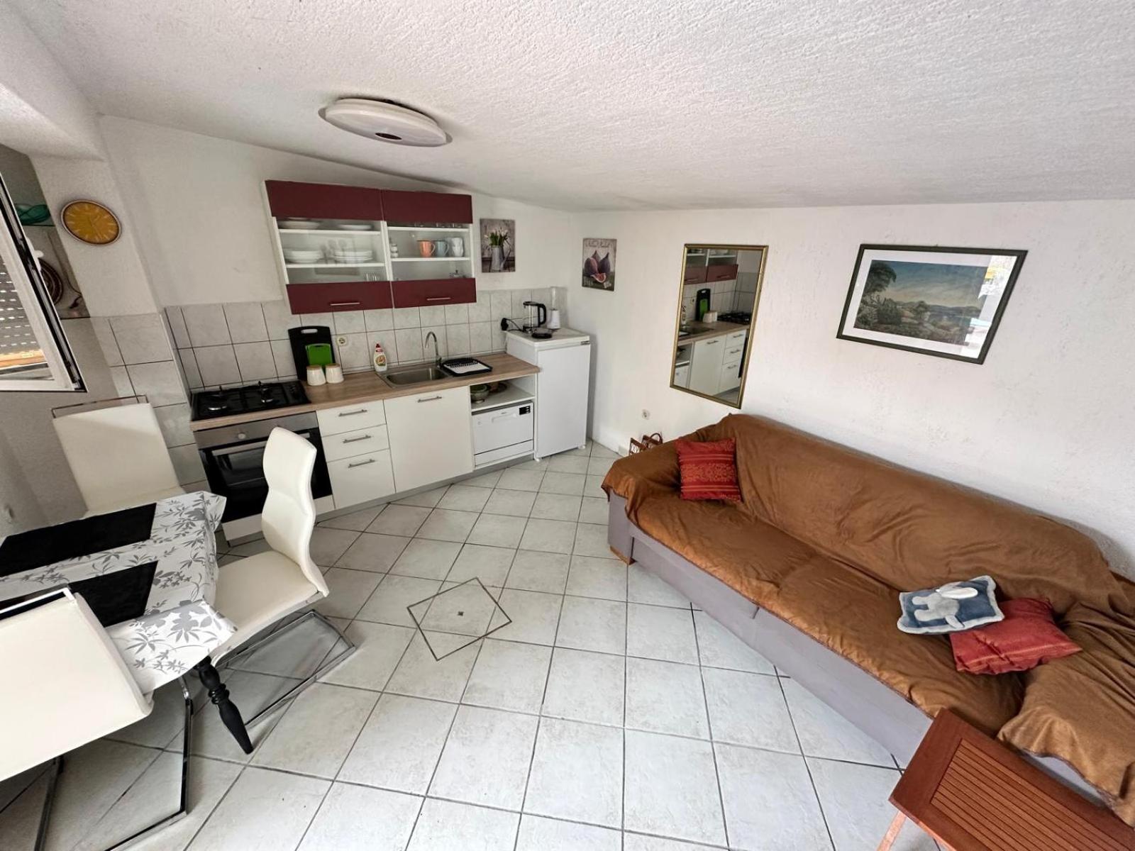 One-Bedroom Apartment - Photo 6