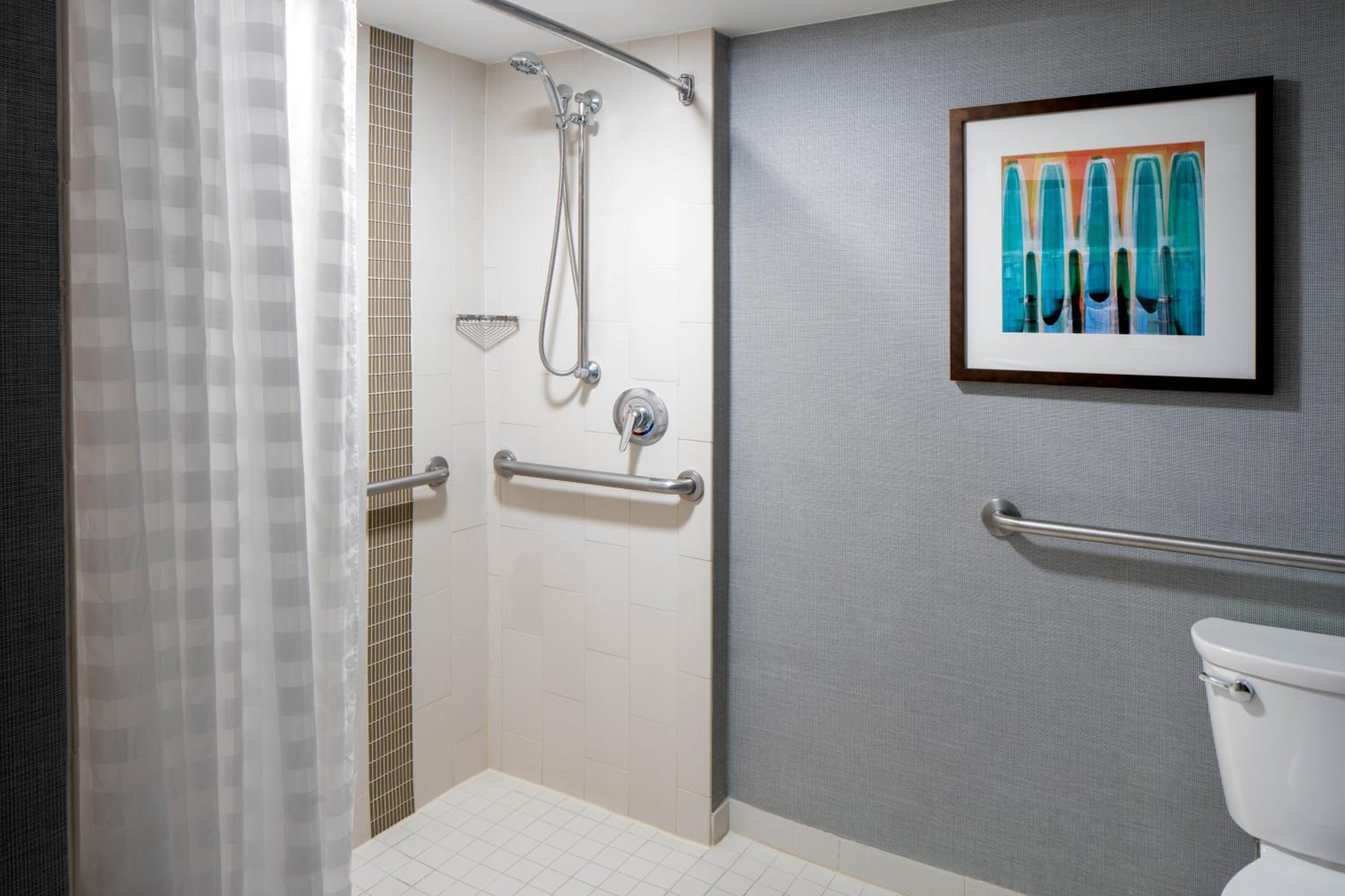 King Room With Sofa Bed And Roll-In Shower - Disability Access - Photo 3